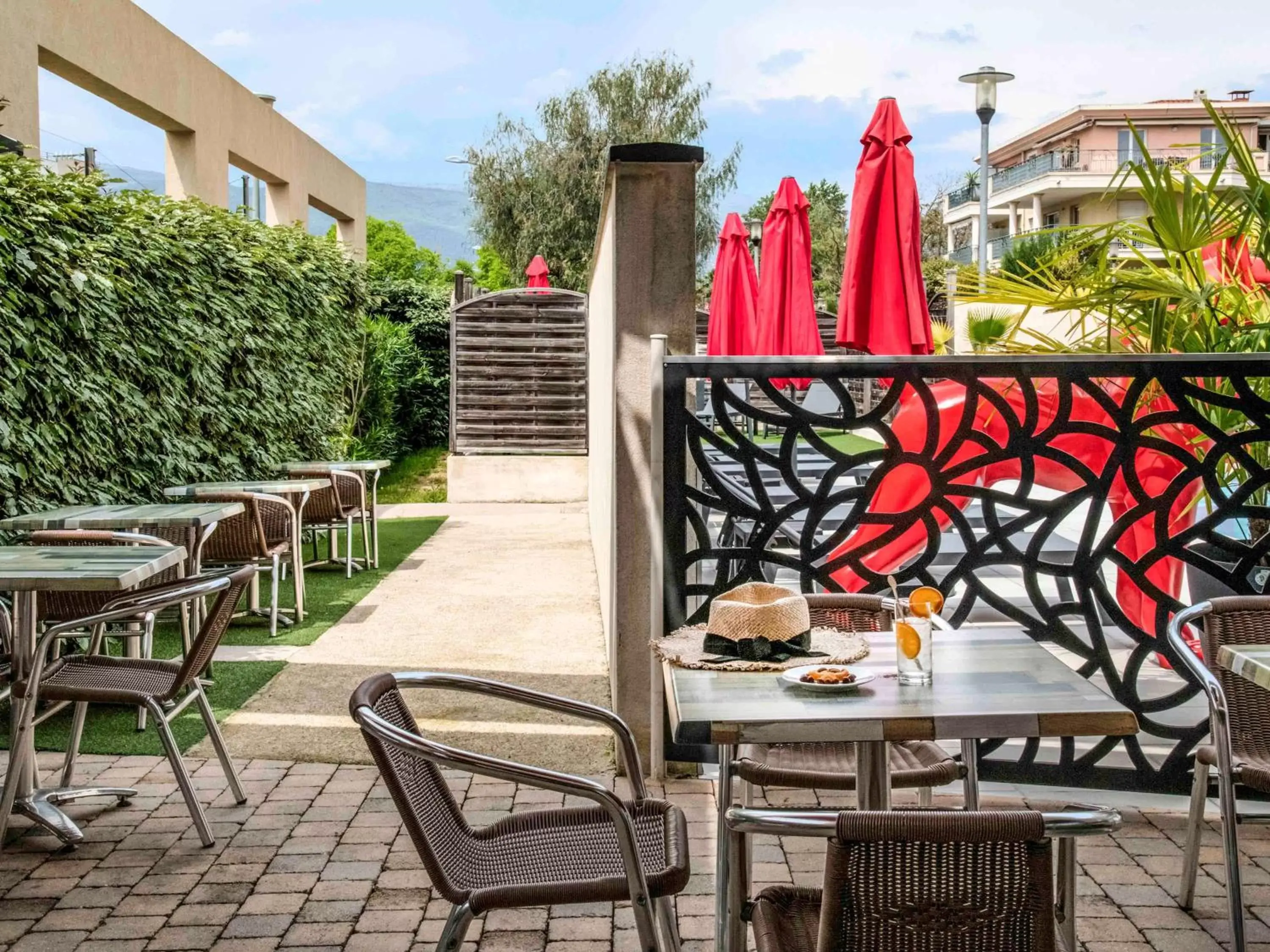 Sports, Restaurant/Places to Eat in IBIS Cannes Mouans Sartoux Piscine parking gratuit