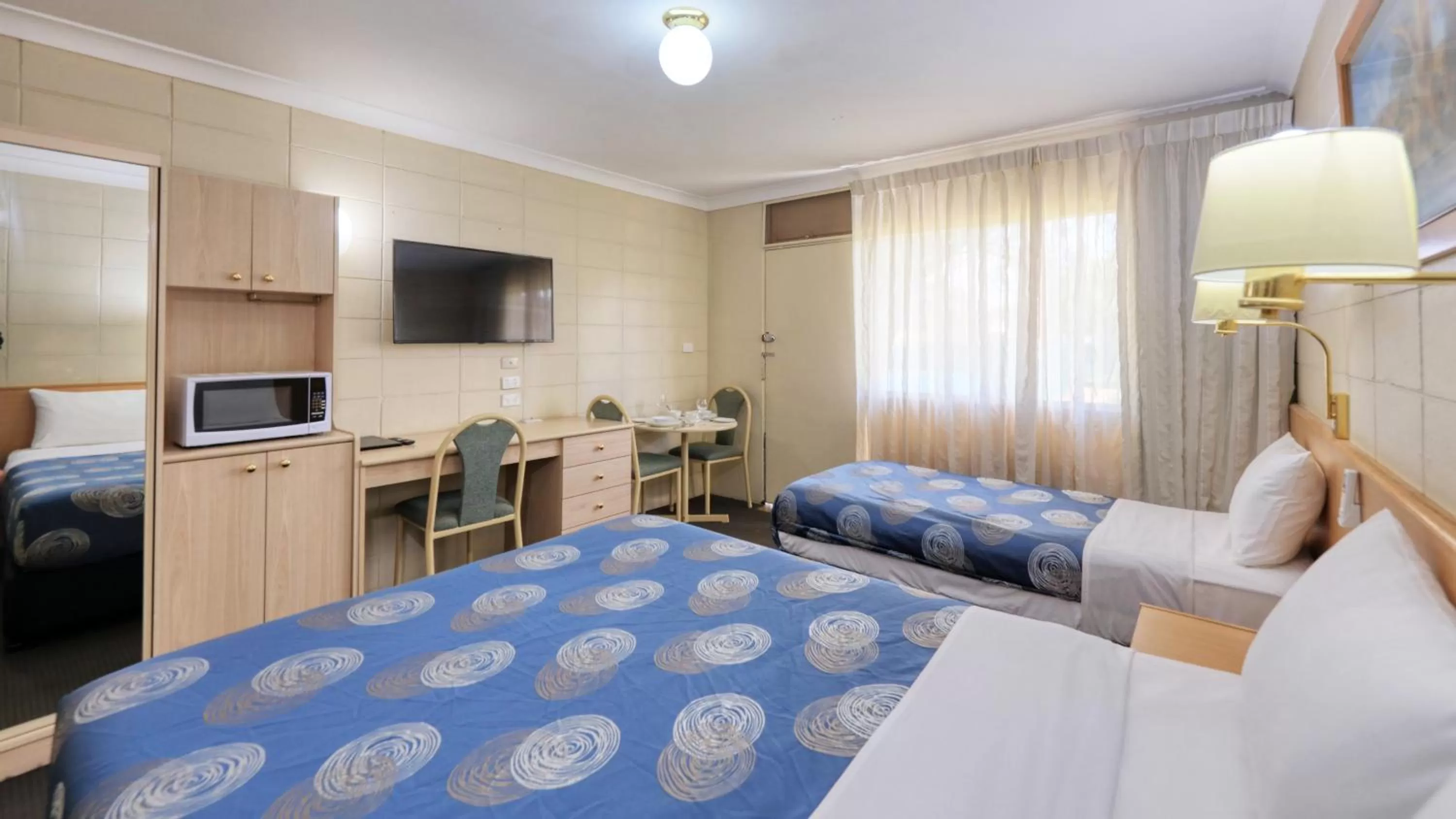 TV and multimedia, Bed in Cootamundra Gardens Motel