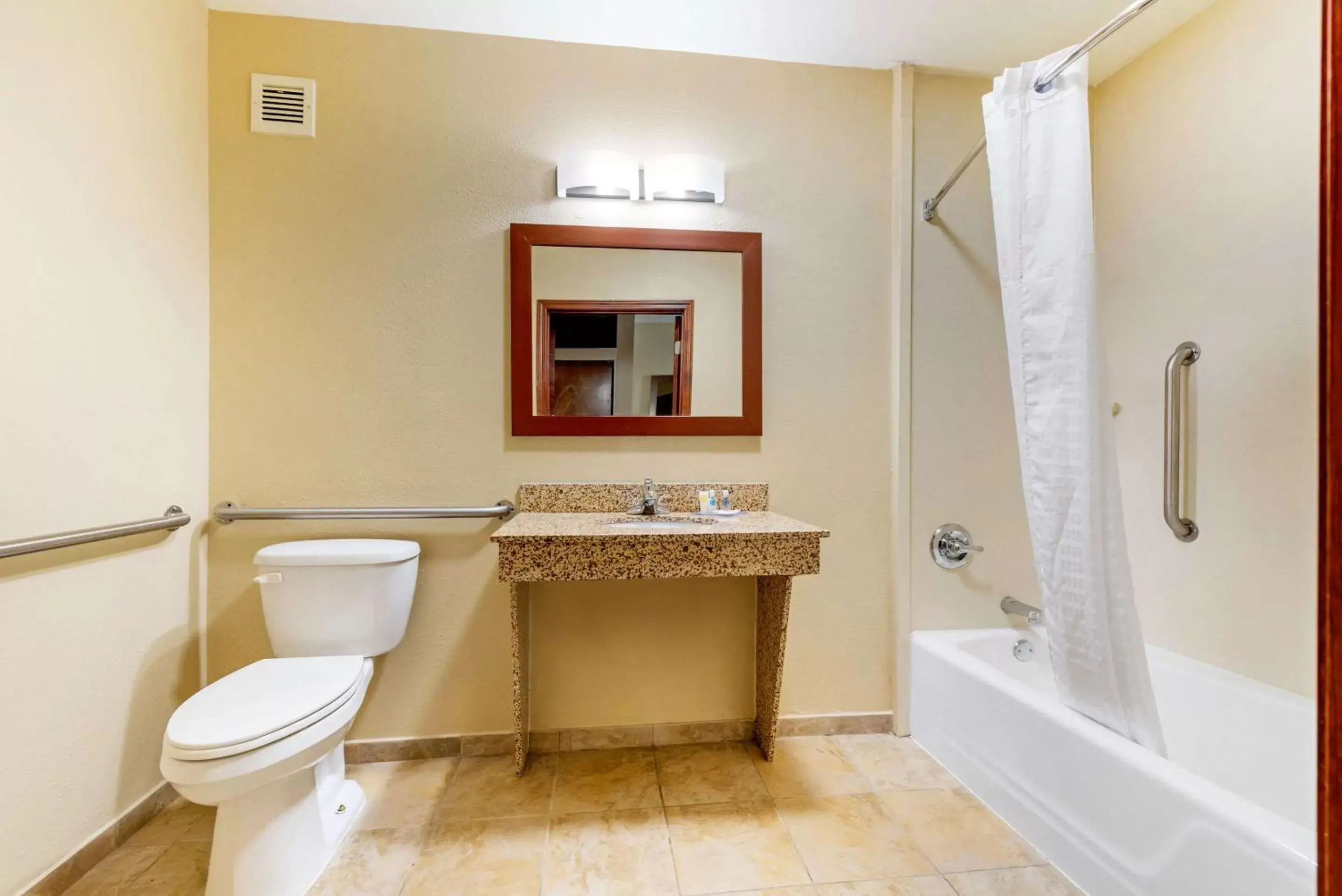Bathroom in Comfort Inn & Suites Michigan City