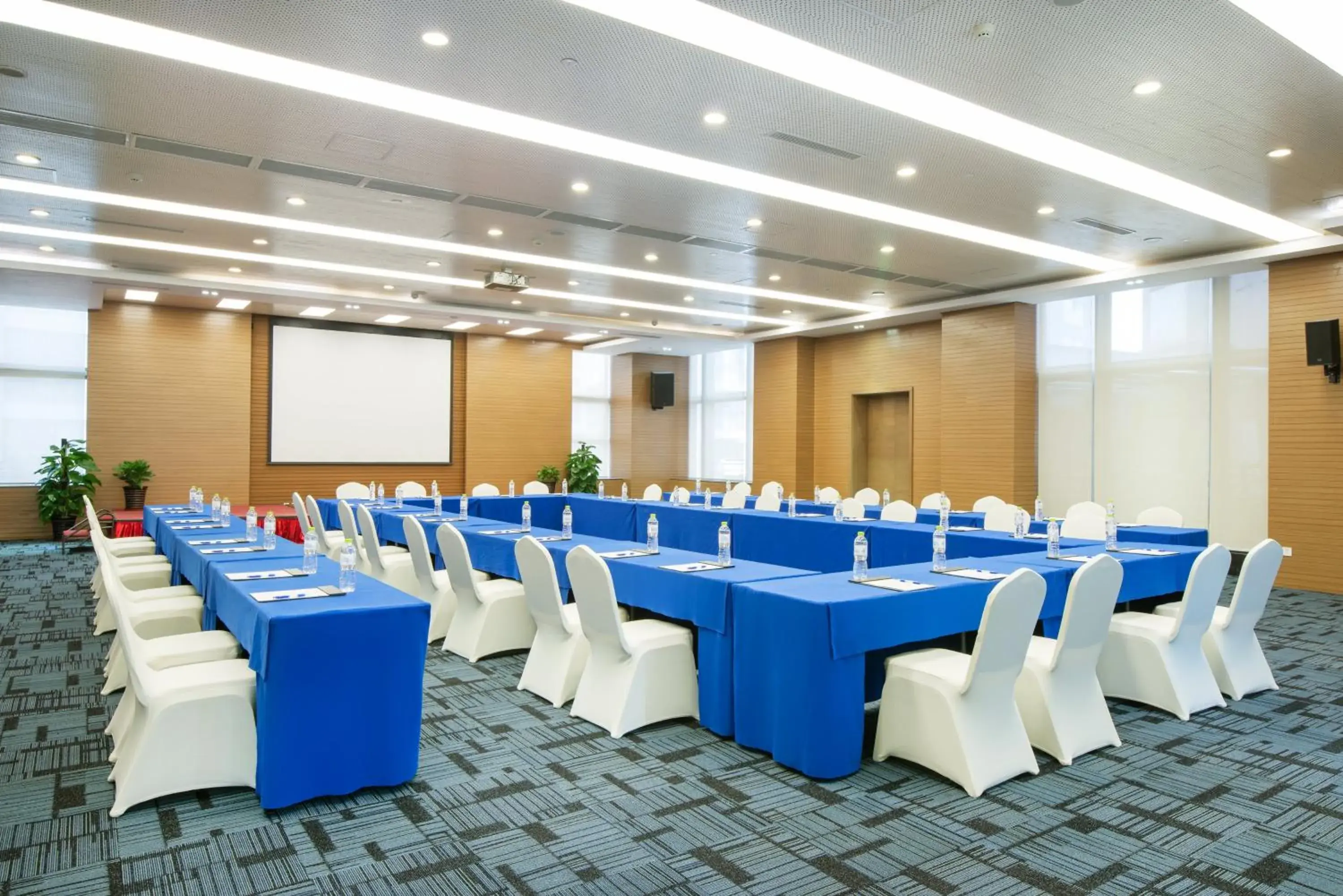 Meeting/conference room in Holiday Inn Express Chengdu West Gate, an IHG Hotel