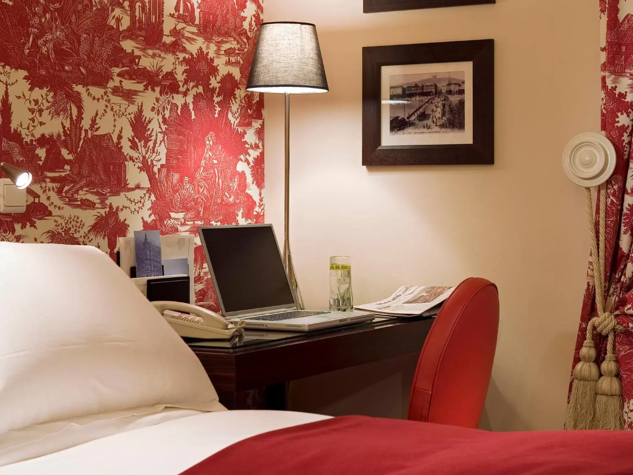 Bedroom in Hotel Le Royal Lyon - MGallery
