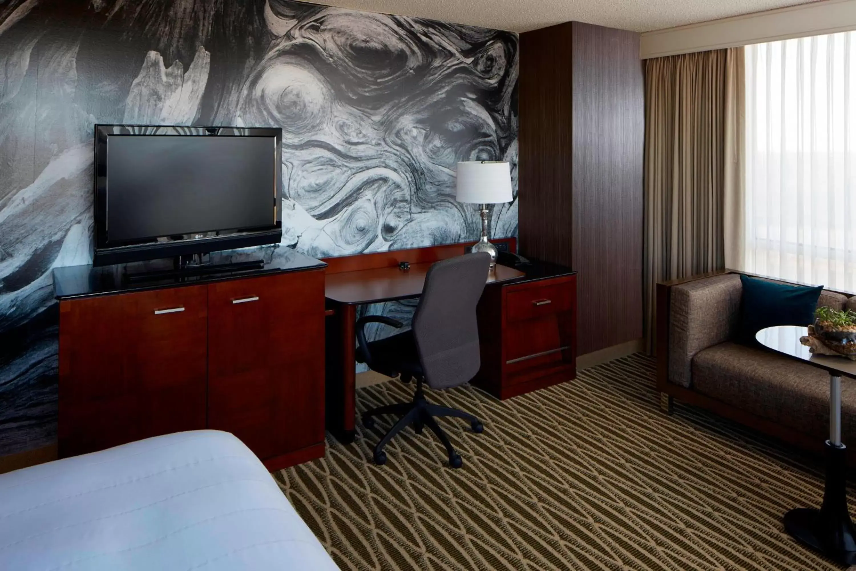 Photo of the whole room, TV/Entertainment Center in Minneapolis Marriott Southwest