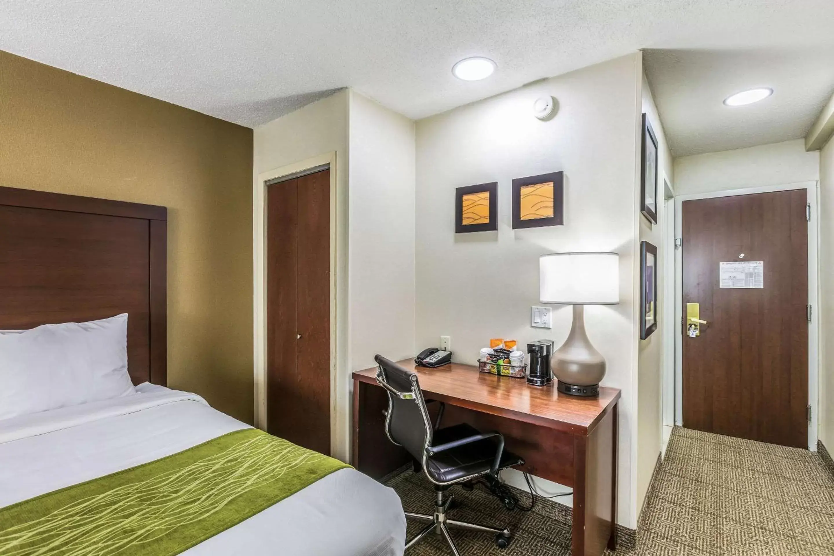 Photo of the whole room, Bed in Comfort Inn Medford-Long Island