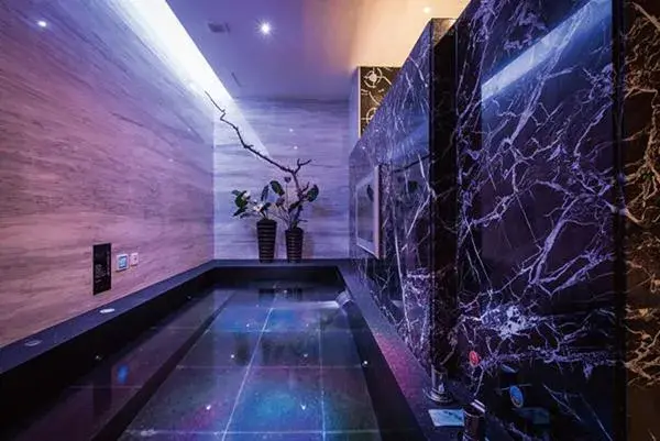 Bathroom, Swimming Pool in Forbidden City Motel