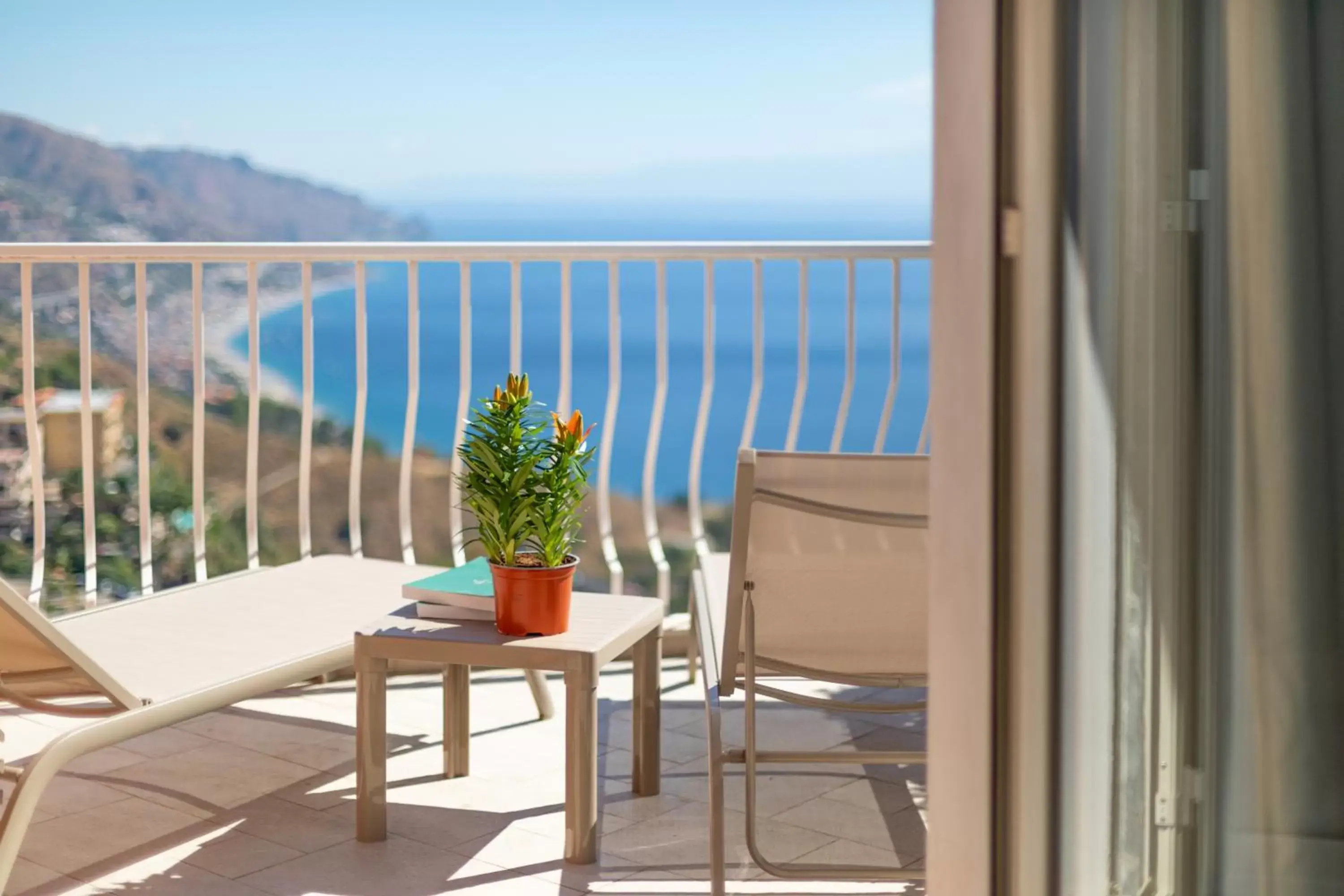 Photo of the whole room, Sea View in Splendid Hotel Taormina