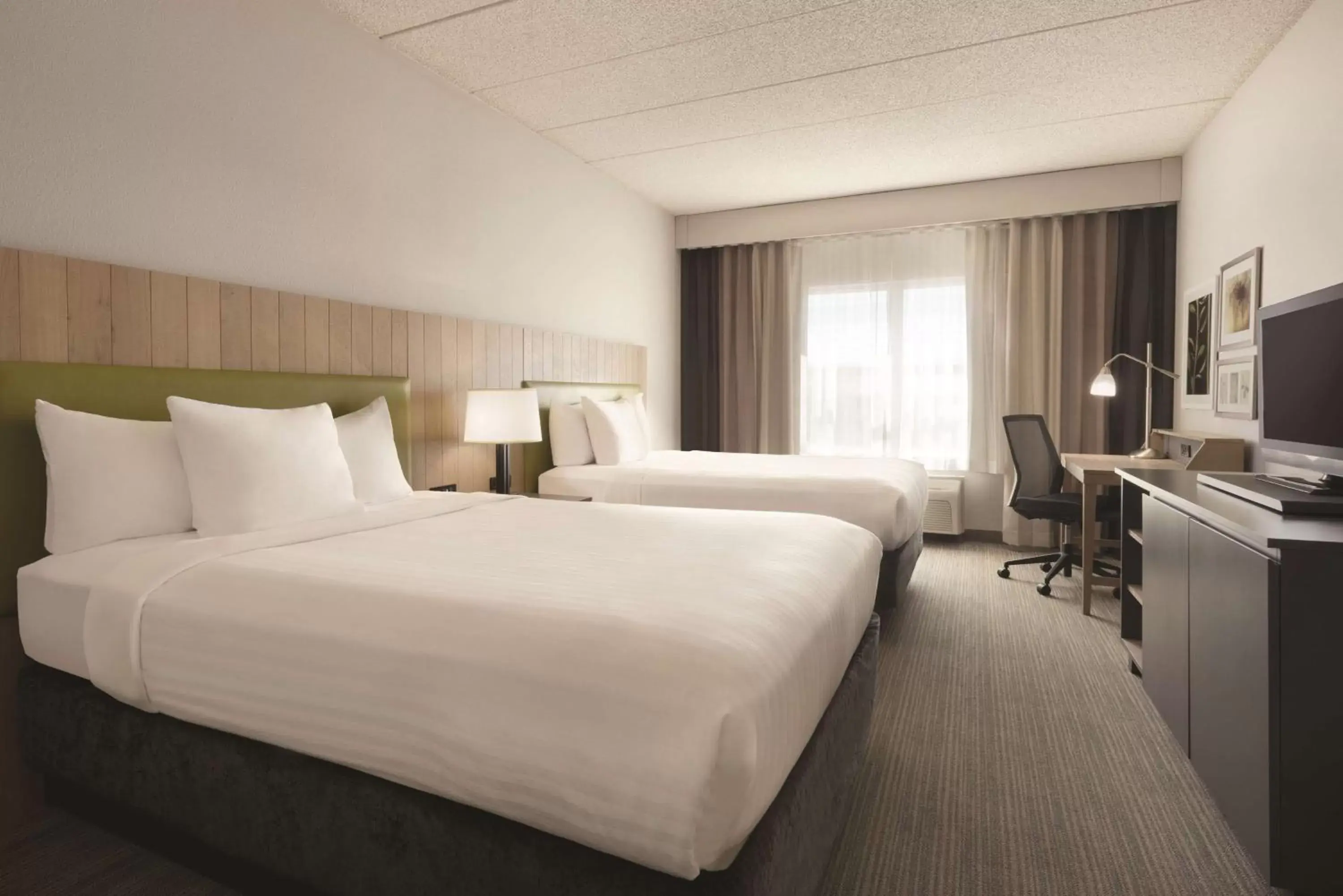 Photo of the whole room, Bed in Country Inn & Suites by Radisson, Shoreview, MN