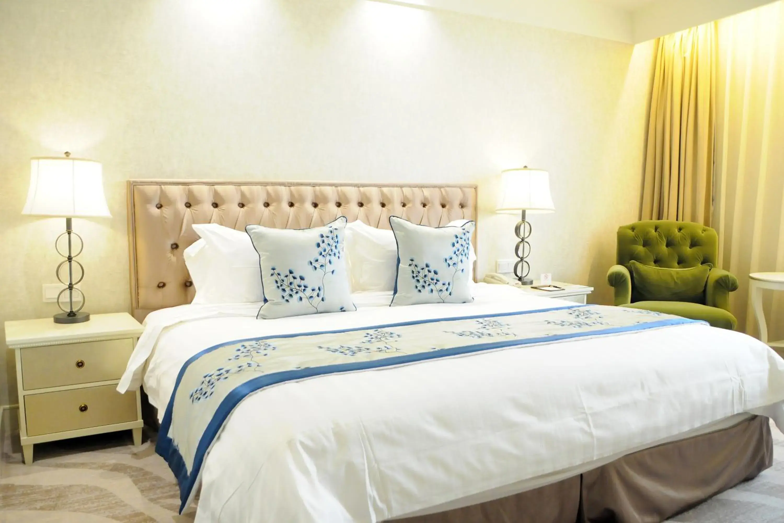 Bed in Gubei Garden Hotel Shanghai