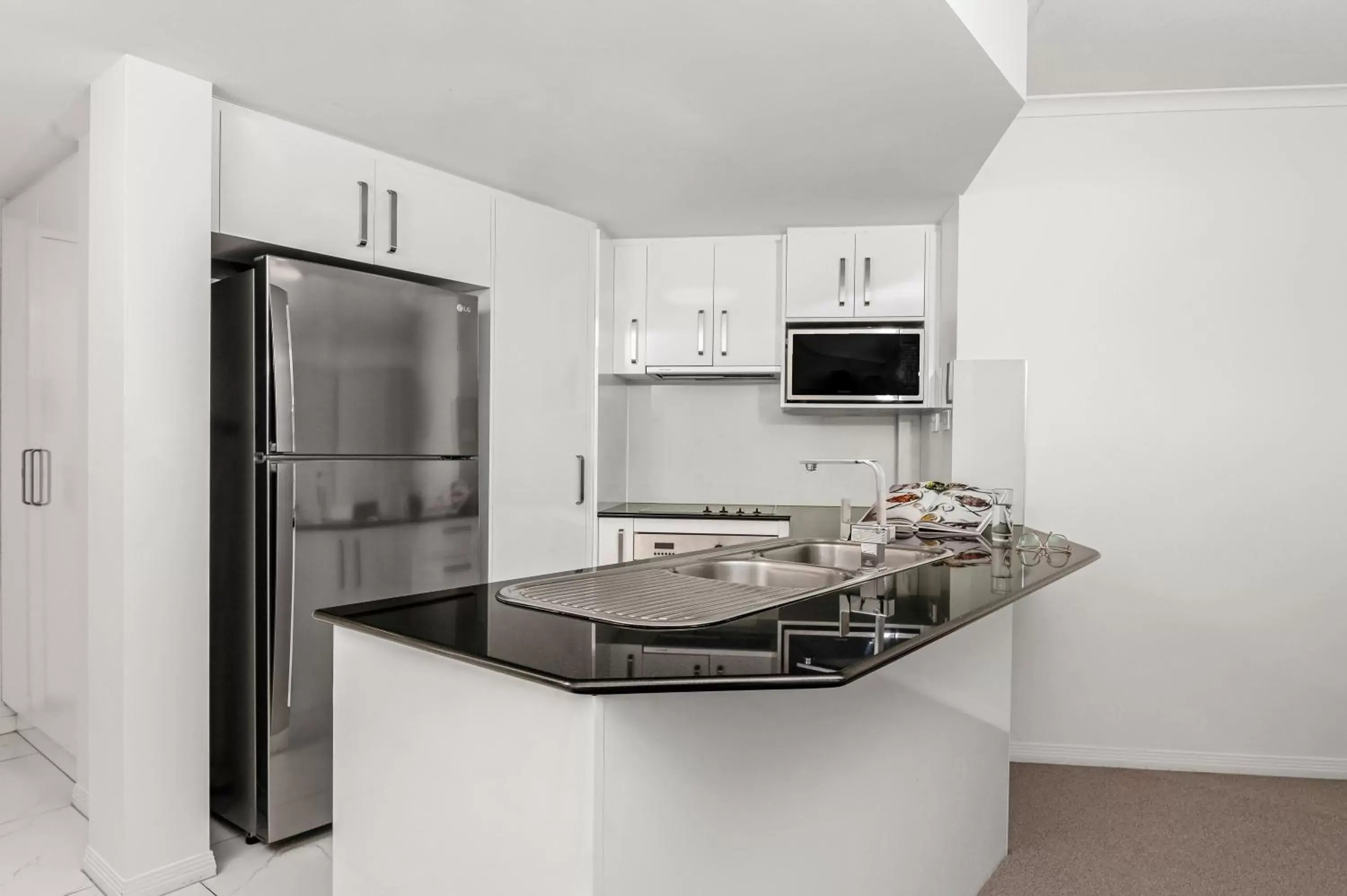 Kitchen or kitchenette, Kitchen/Kitchenette in Mantra Coolangatta Beach