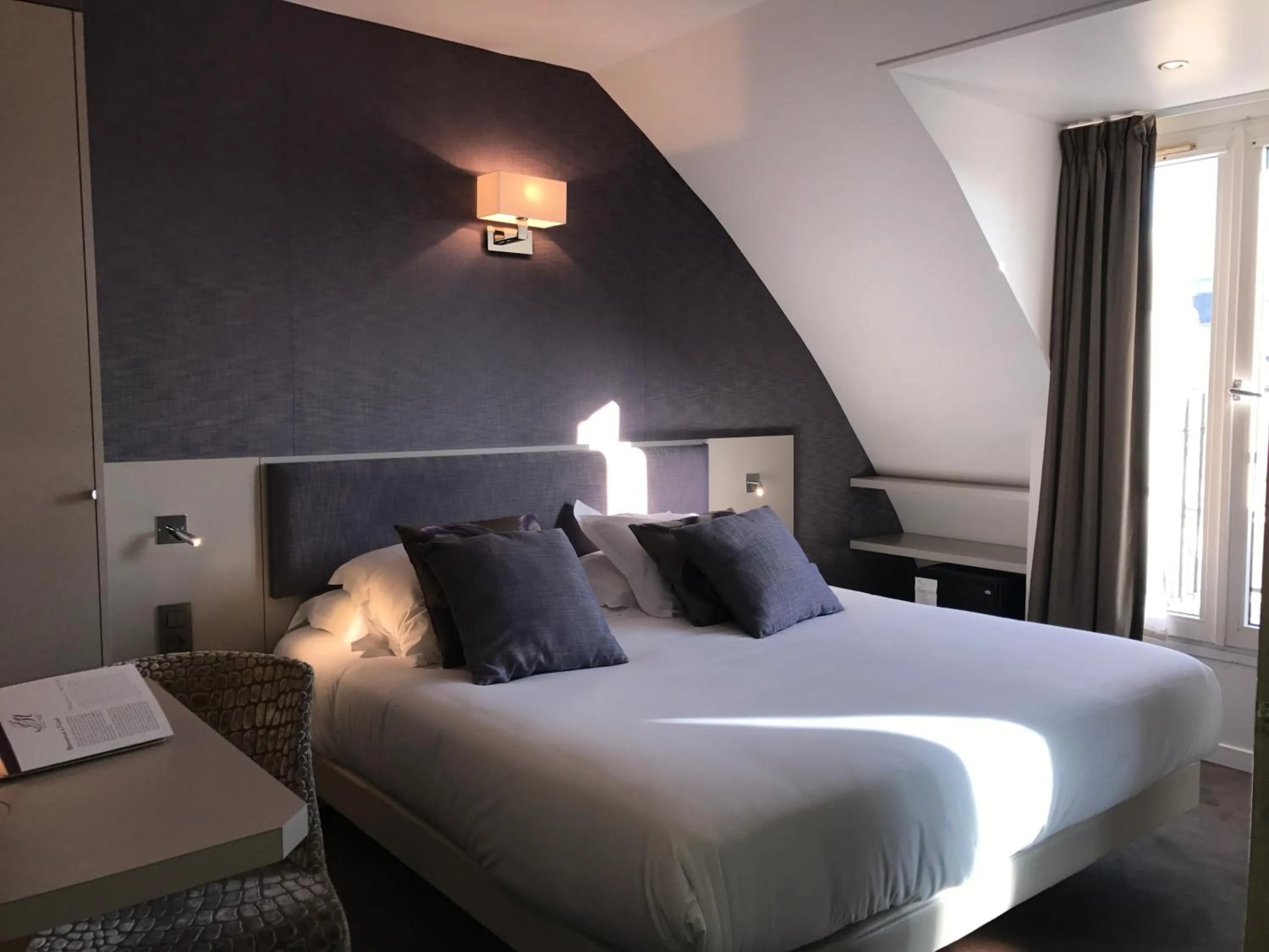 Bed in Hôtel Jacques de Molay - Fitness & Sauna