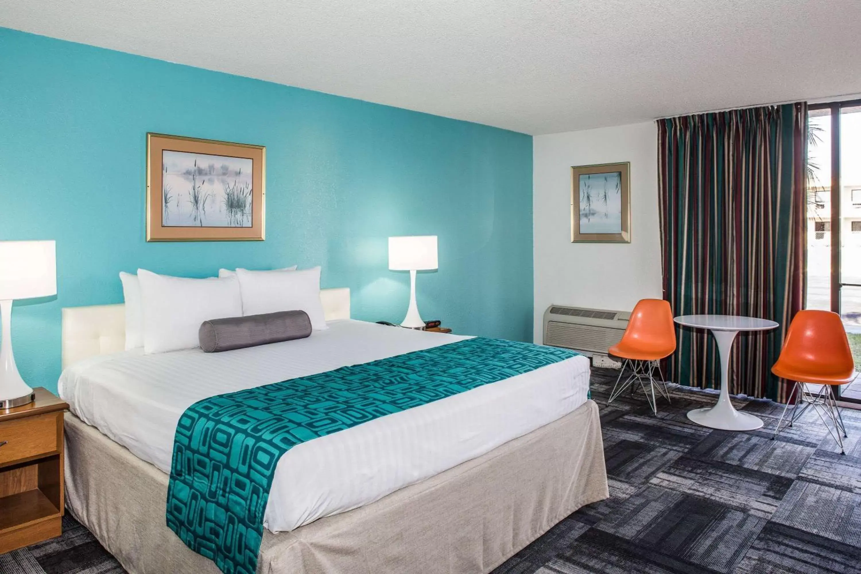 Photo of the whole room, Bed in Howard Johnson by Wyndham Winter Haven FL