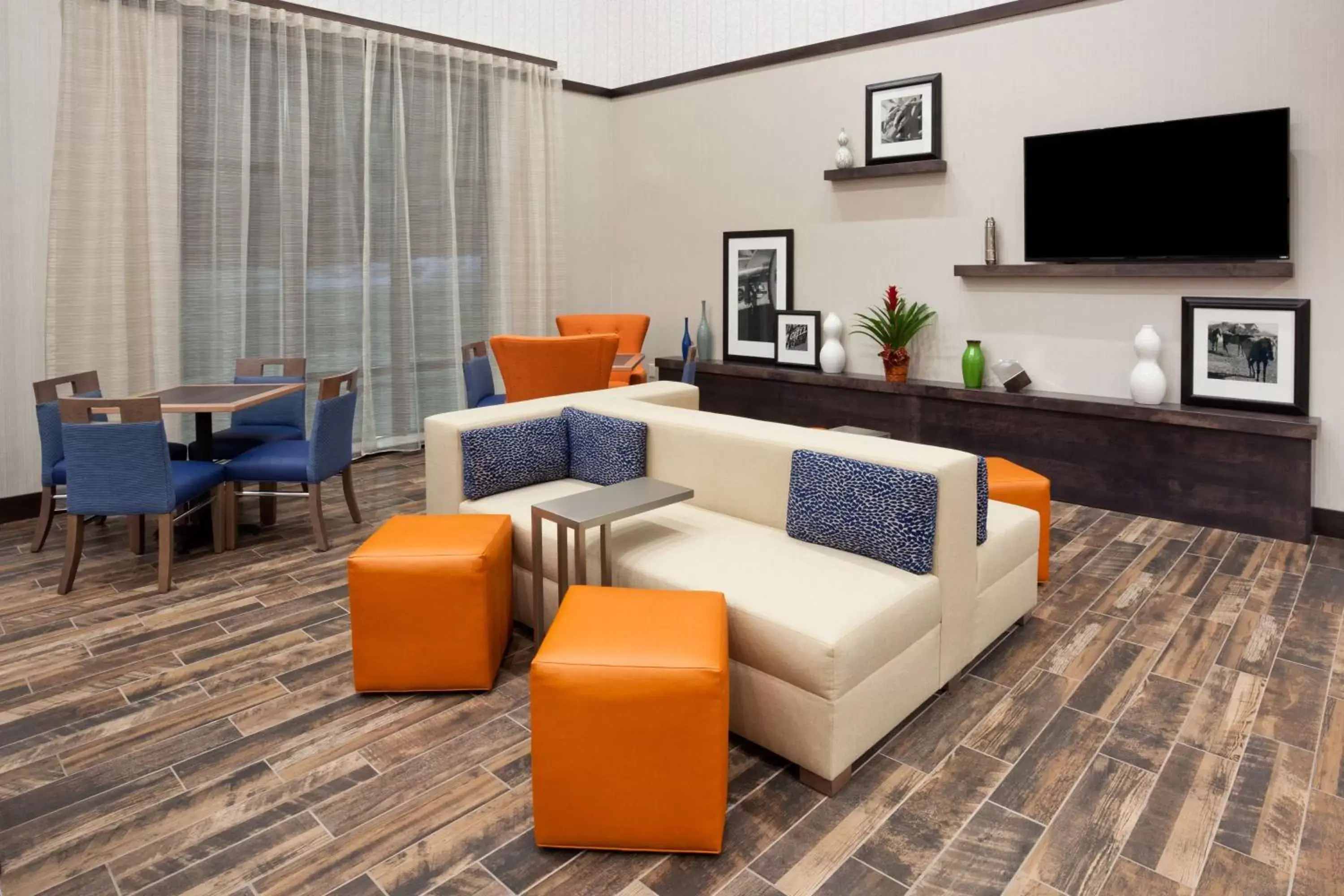 Lobby or reception, Seating Area in Hampton Inn & Suites Sioux City South, IA