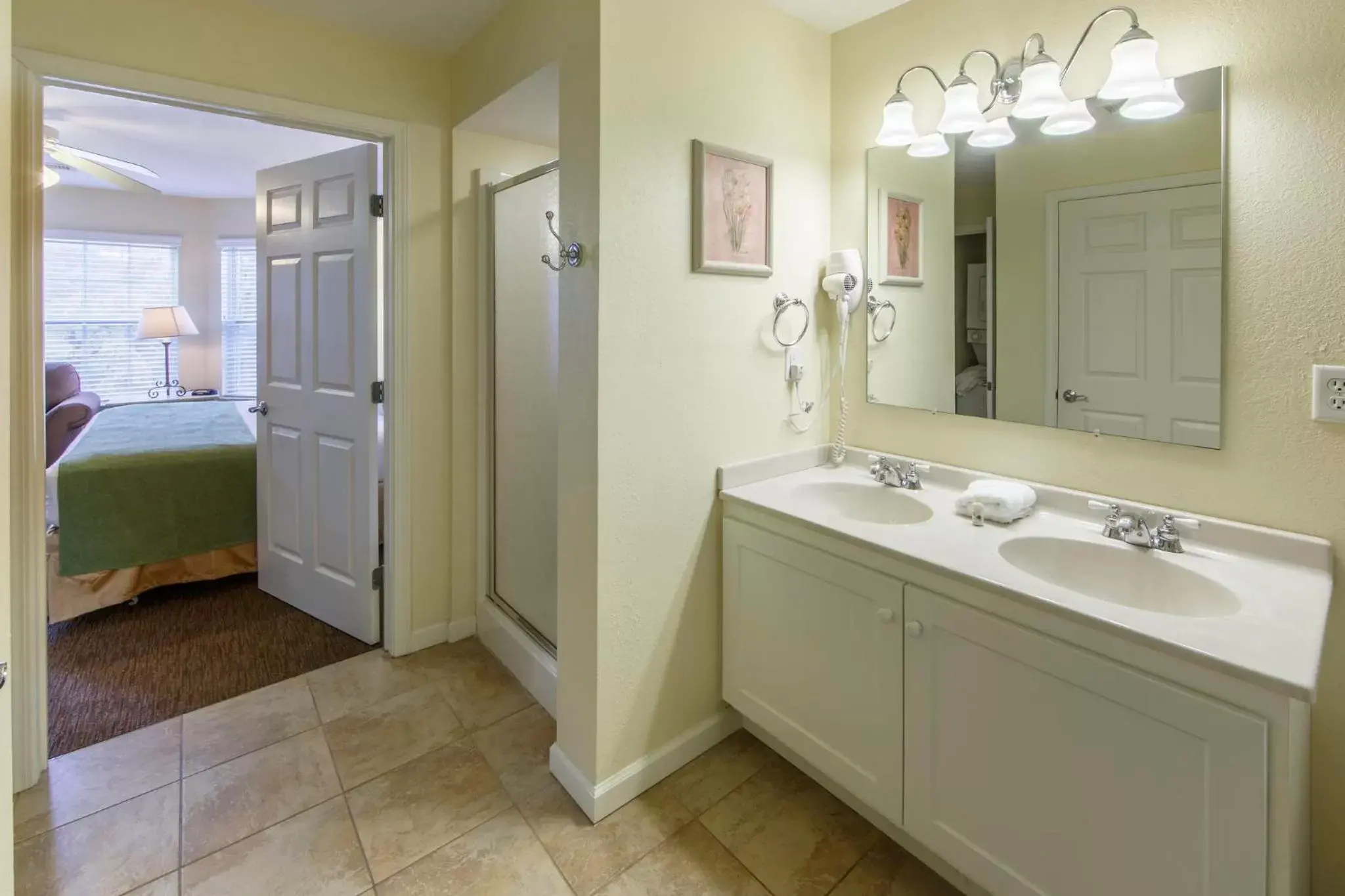 Photo of the whole room, Bed in Holiday Inn Club Vacations Oak n Spruce Resort in the Berkshires Photo of the whole room, Bed in Holiday Inn Club Vacations Oak n Spruce Resort in the Berkshires