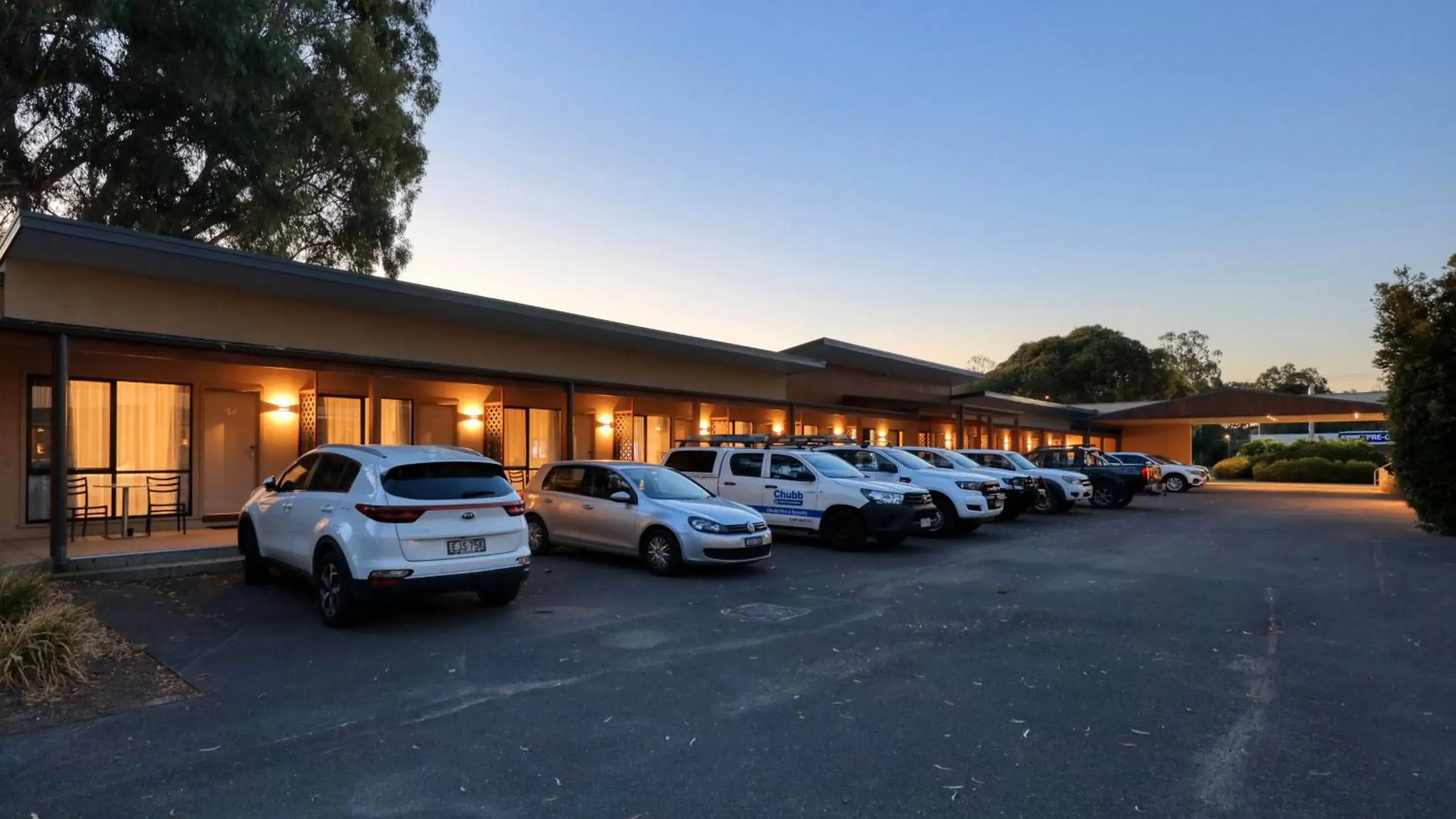 Sunset, Property Building in New Crossing Place Motel