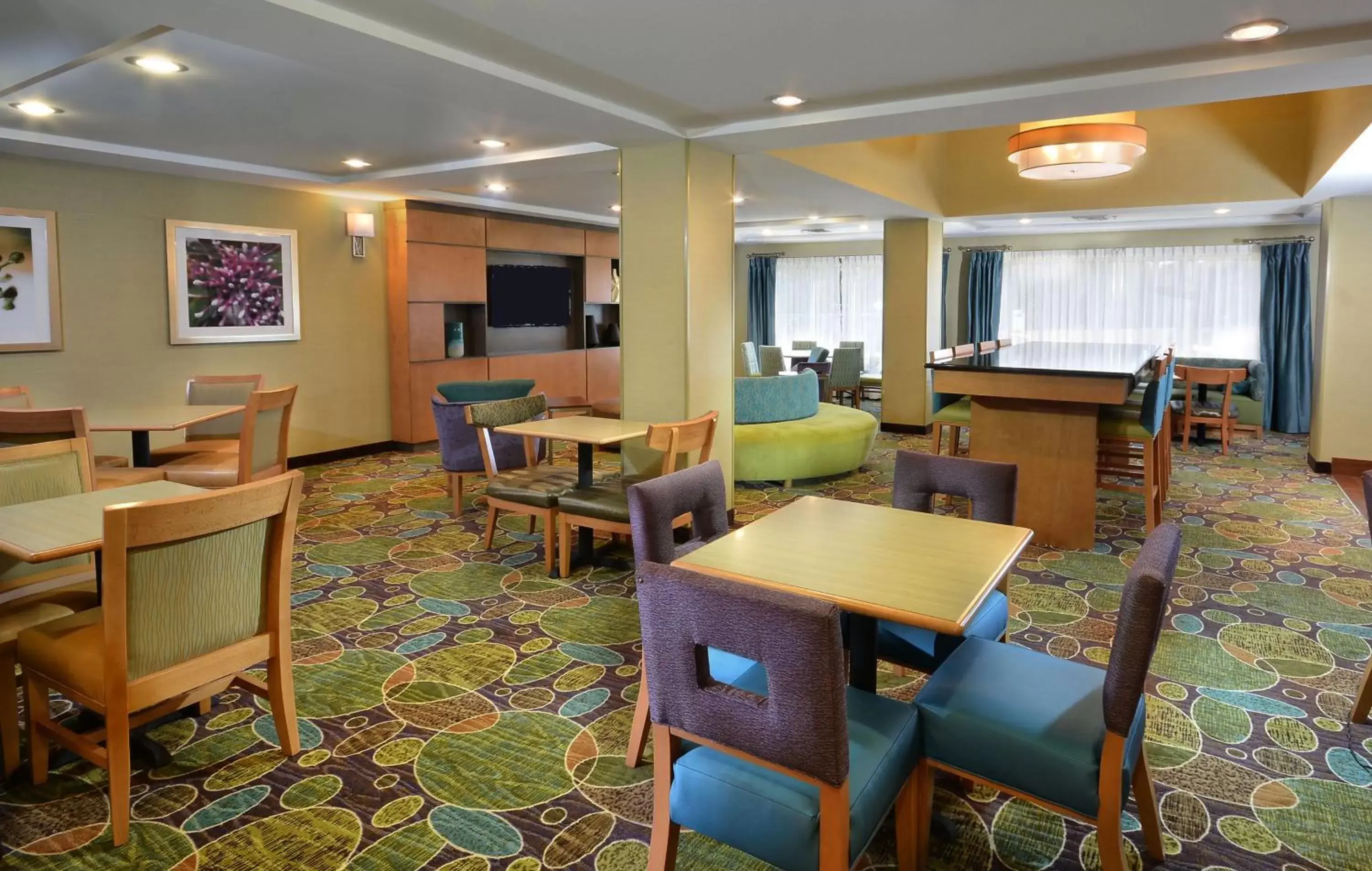 Property building, Restaurant/Places to Eat in Holiday Inn Express Hotel & Suites High Point South, an IHG Hotel