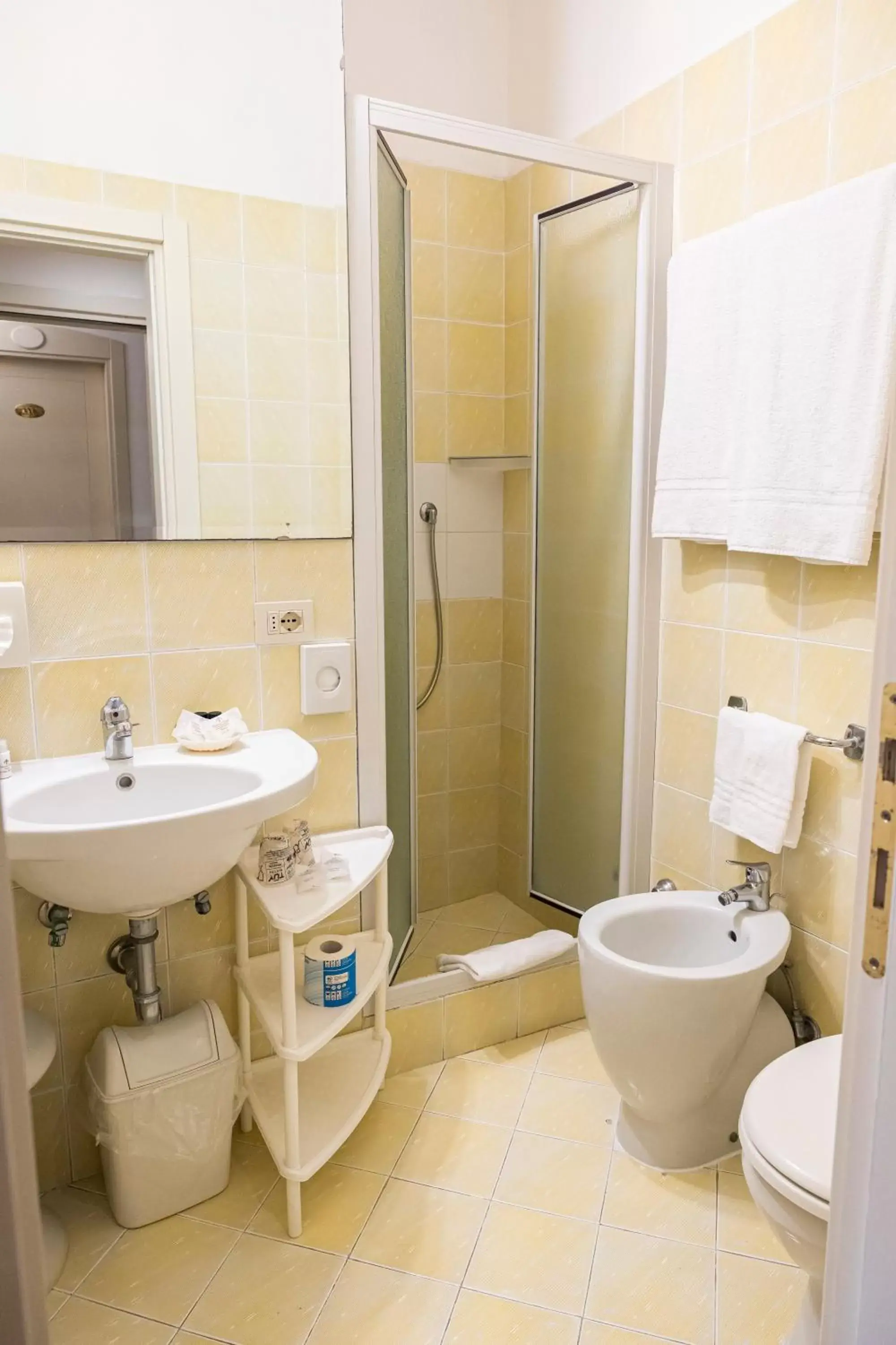 Shower, Bathroom in Hotel Cristina