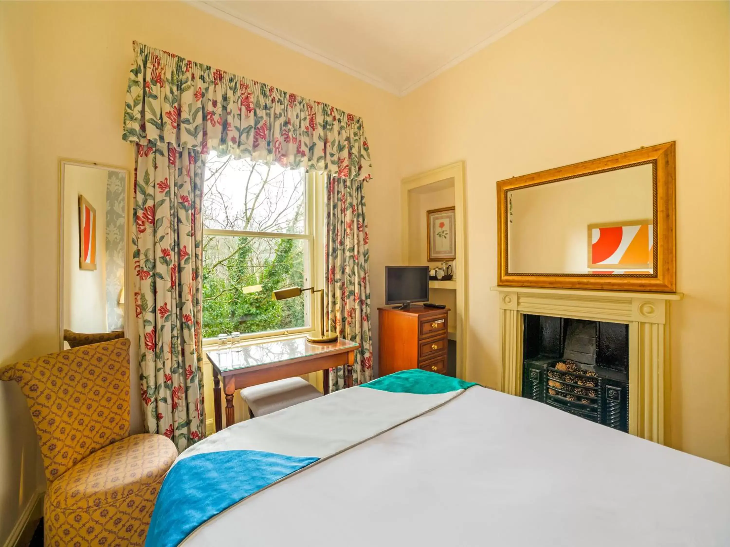 Bed in OYO Bailbrook Lodge, Bath