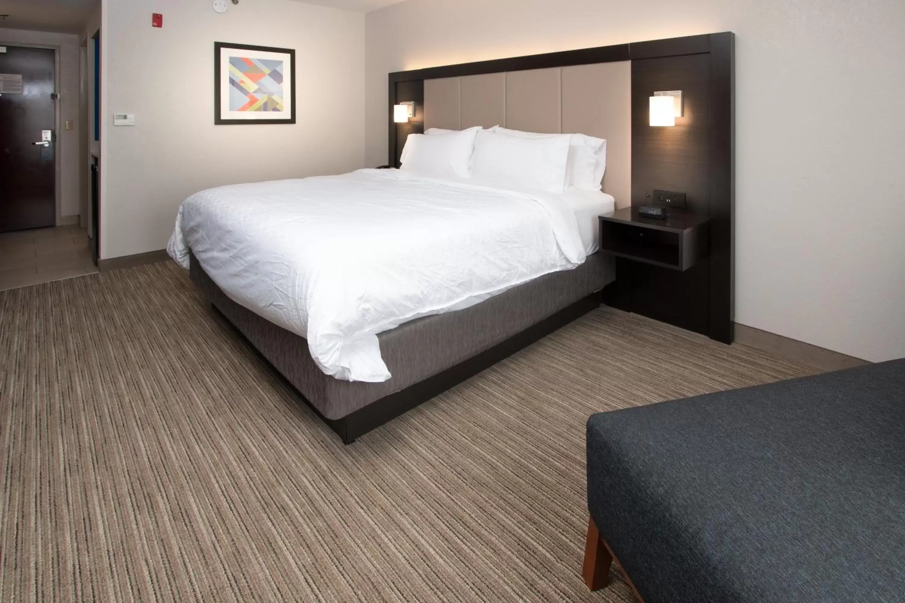 Photo of the whole room, Bed in Holiday Inn Express & Suites Tupelo, an IHG Hotel