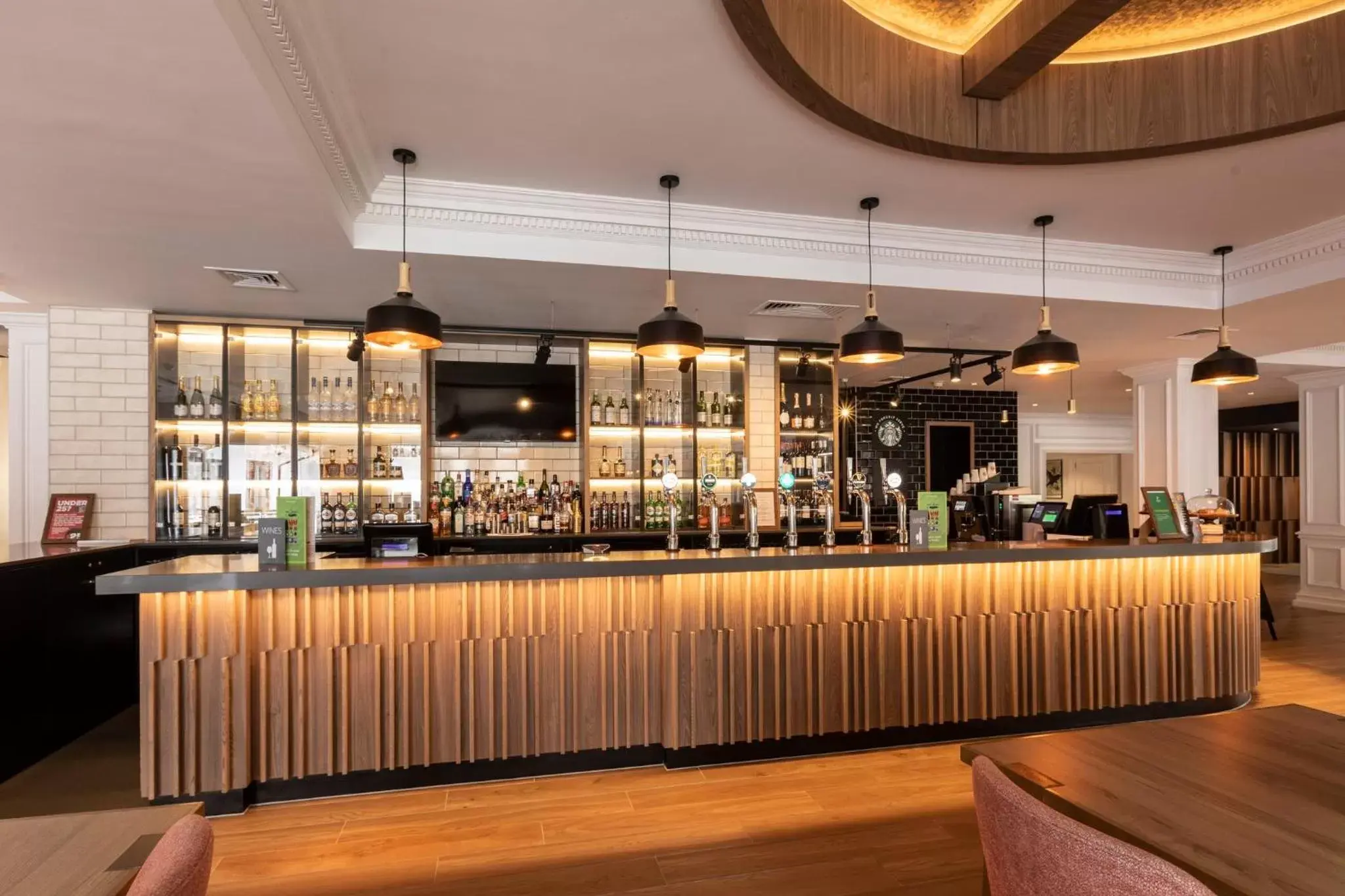 Lounge or bar in Holiday Inn Guildford, an IHG Hotel