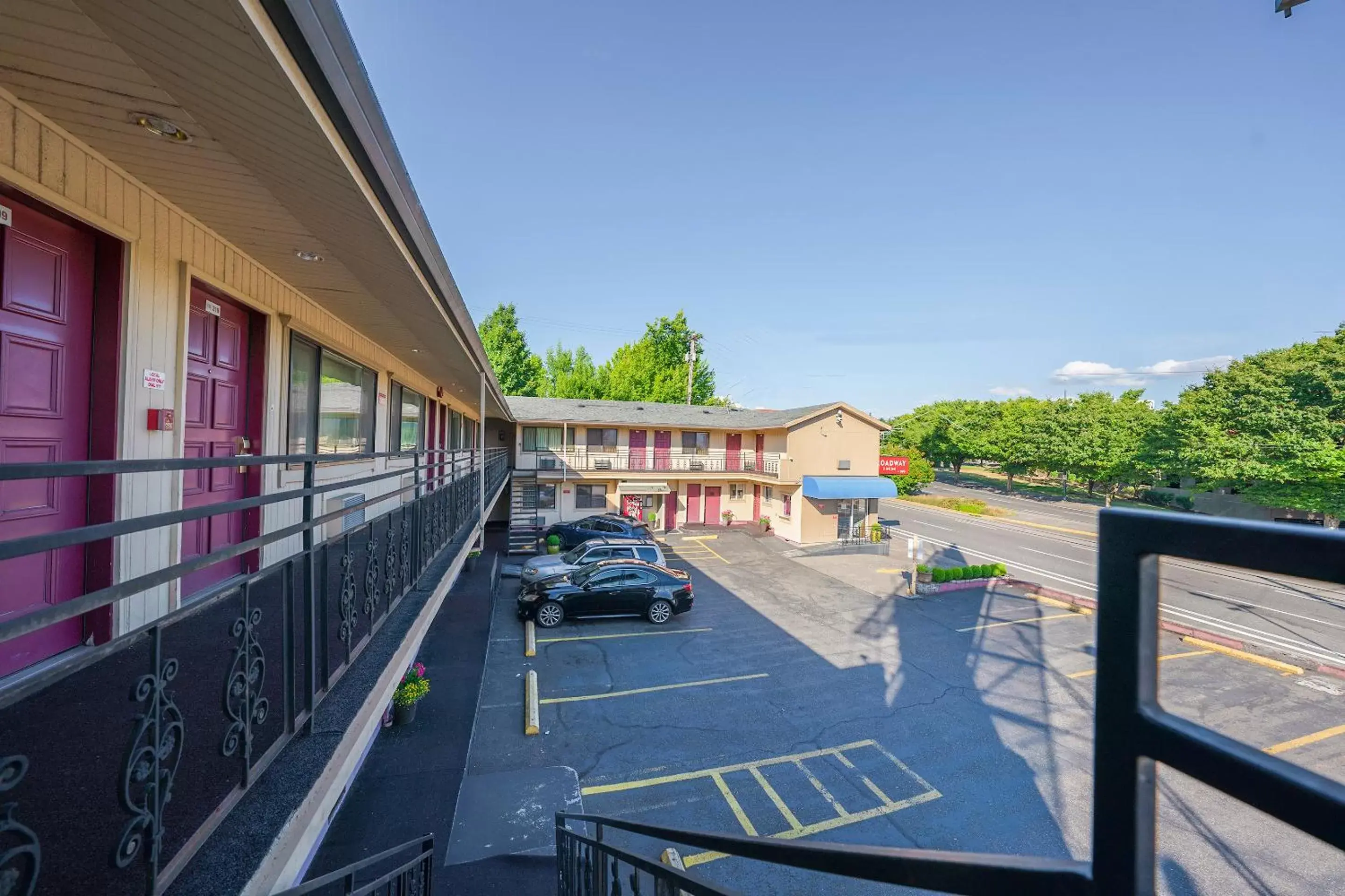 Parking, Balcony/Terrace in Broadway Inn by OYO Portland Downtown