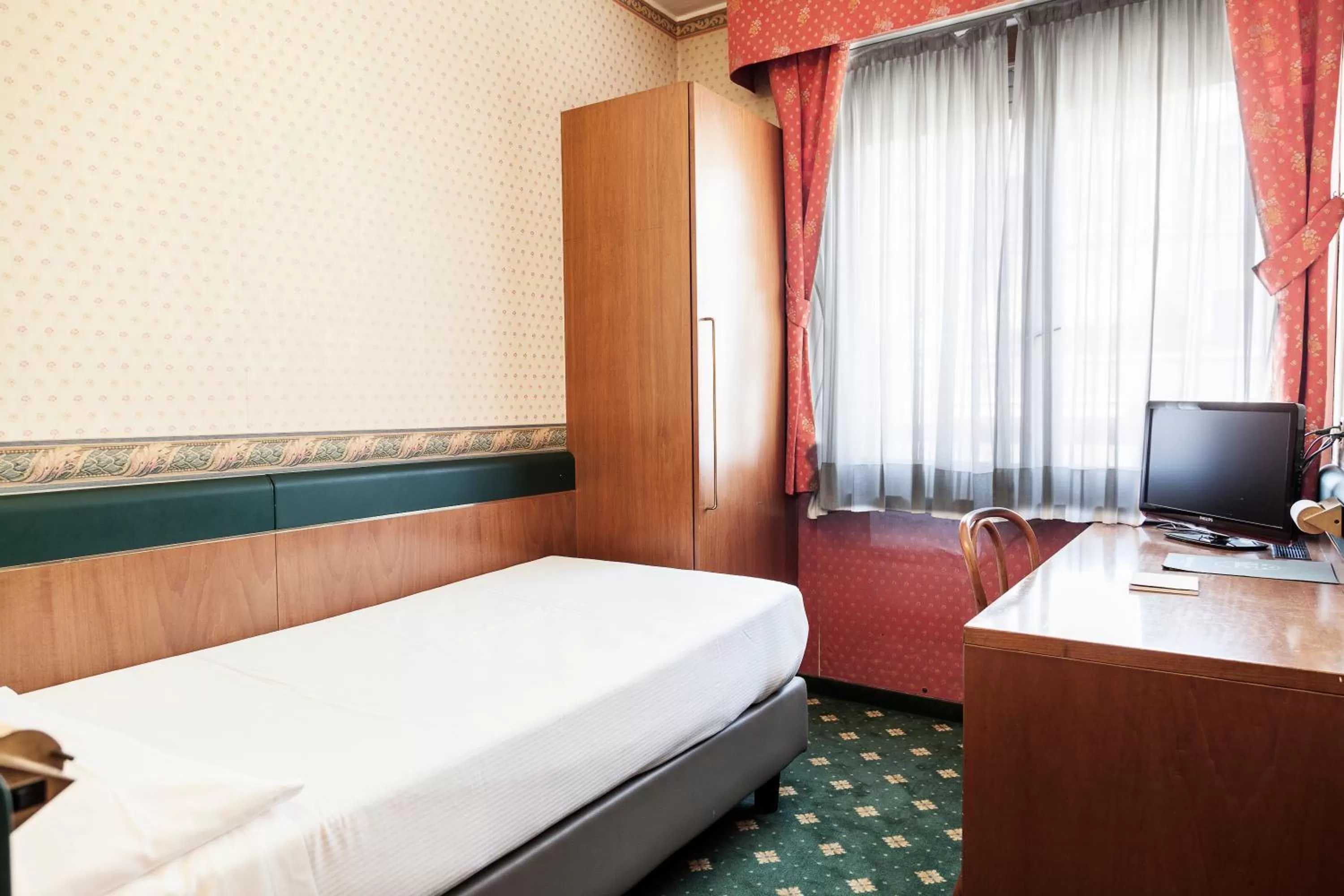 TV and multimedia, Bed in Hotel Des Etrangers