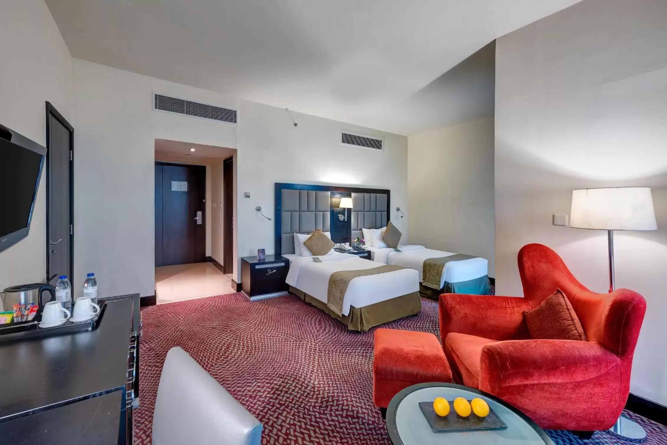 Bed, Seating Area in Mercure Gold Hotel, Jumeirah, Dubai