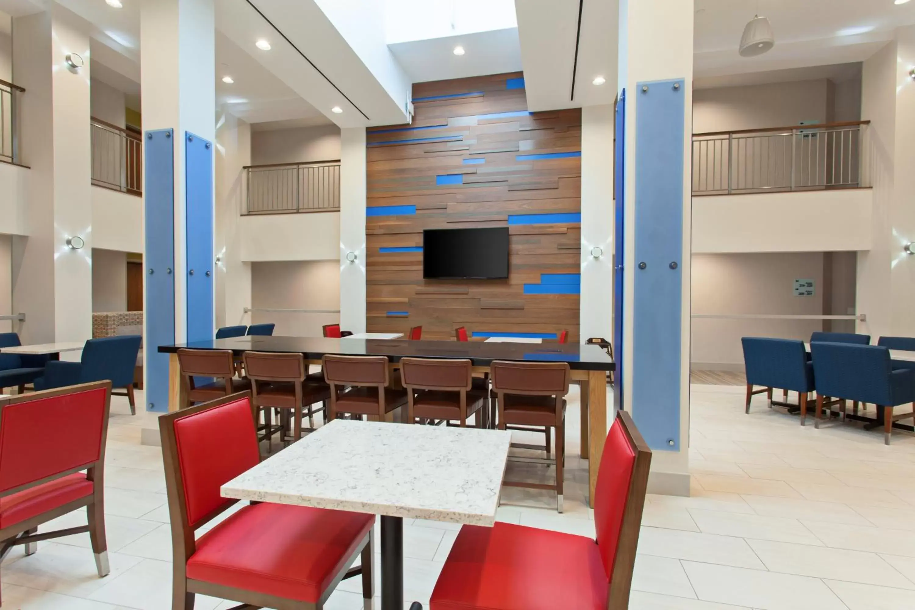 Breakfast, Restaurant/Places to Eat in Holiday Inn Express West Los Angeles, an IHG Hotel