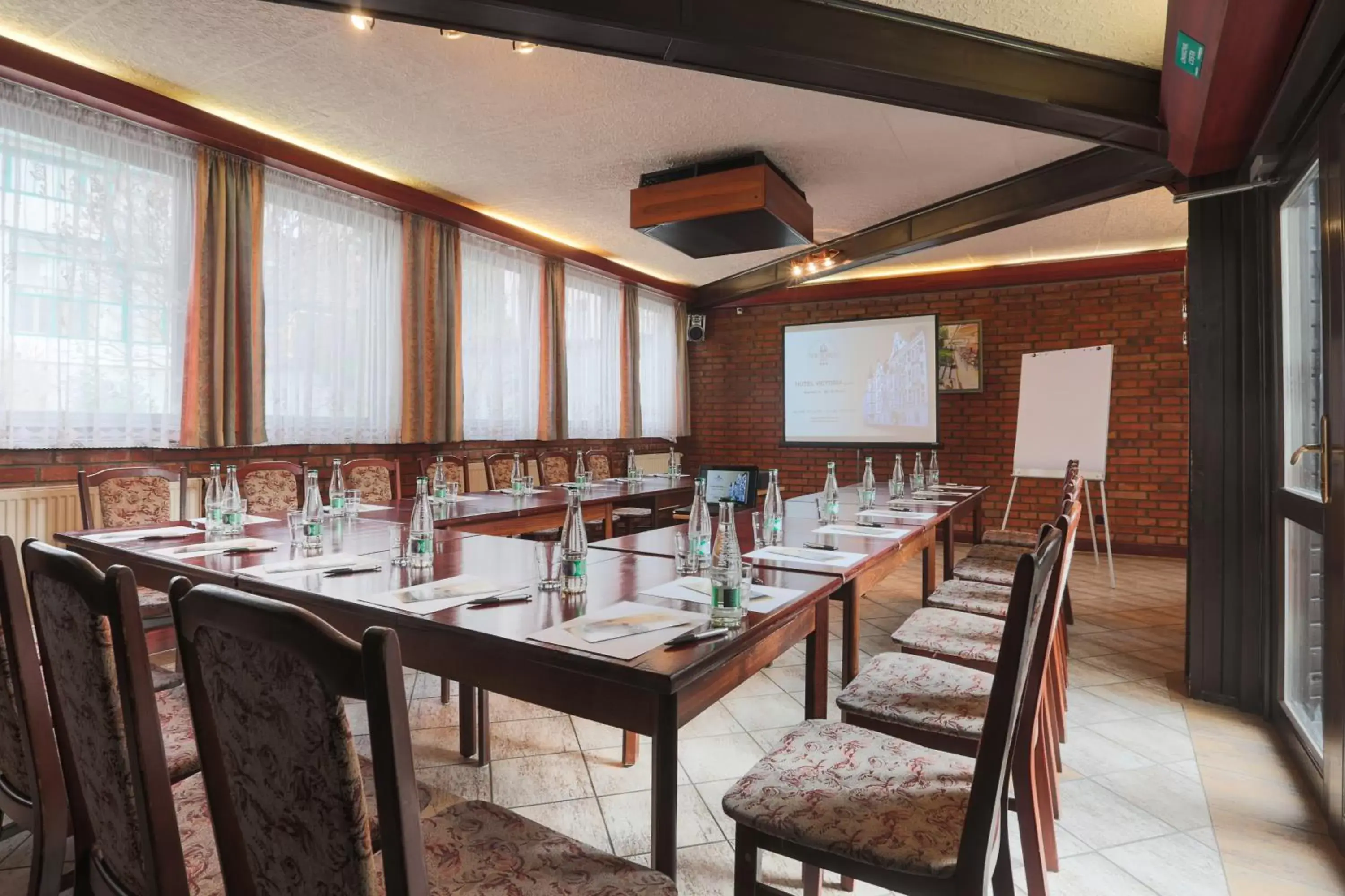 Meeting/conference room, Restaurant/Places to Eat in Hotel Victoria