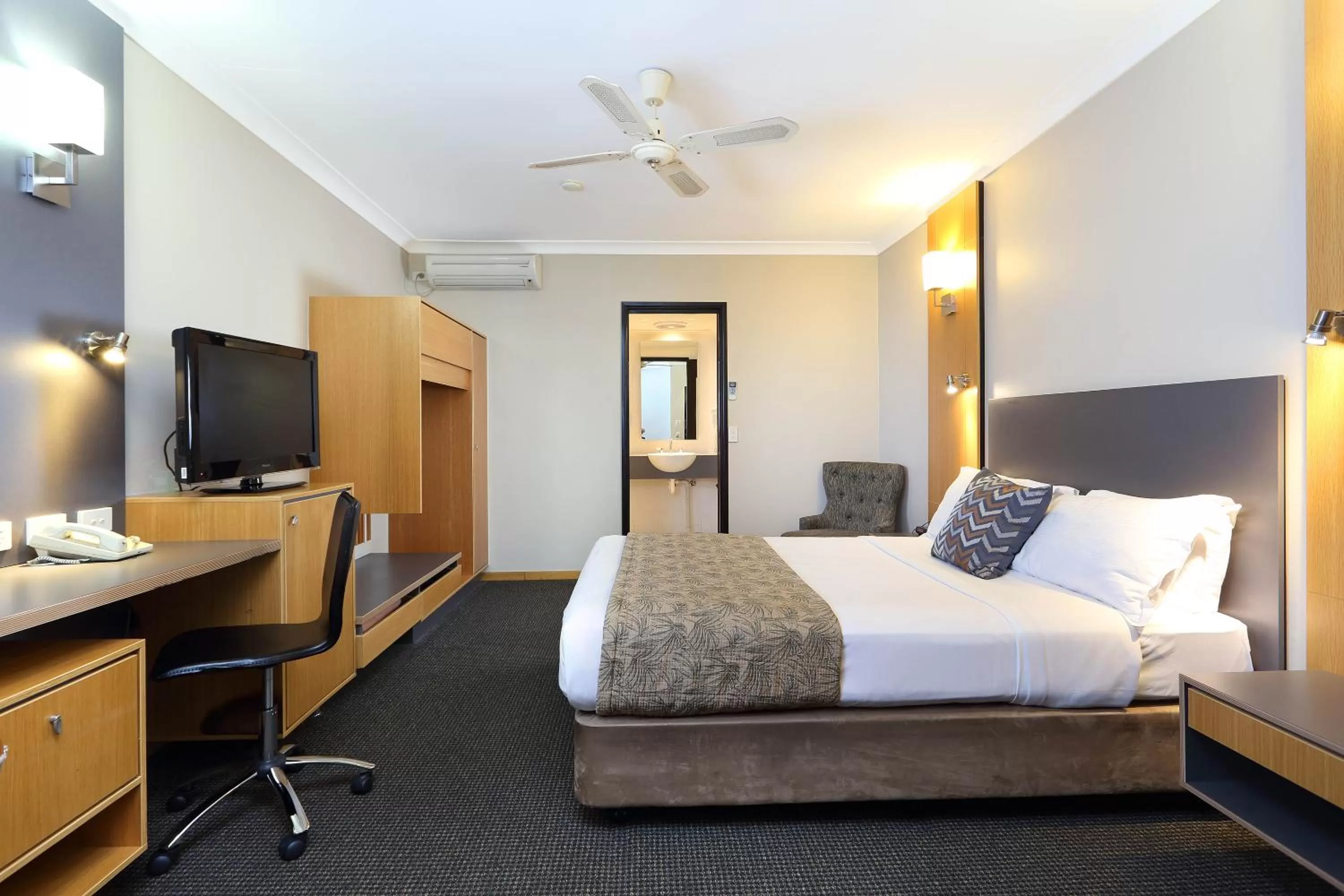 Bedroom, Bed in Brisbane International Virginia