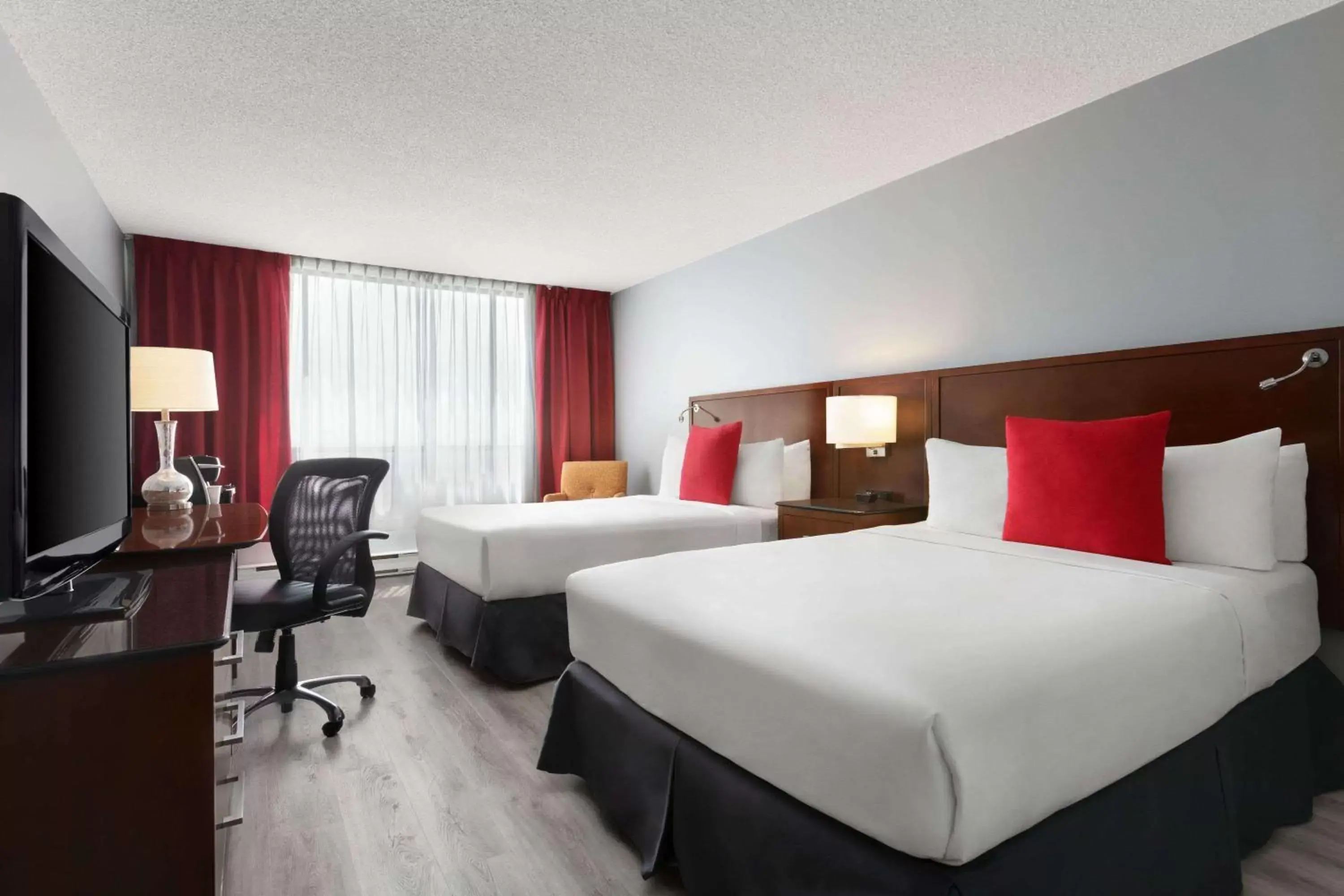 Photo of the whole room in Travelodge by Wyndham Quebec City Hotel & Convention Centre