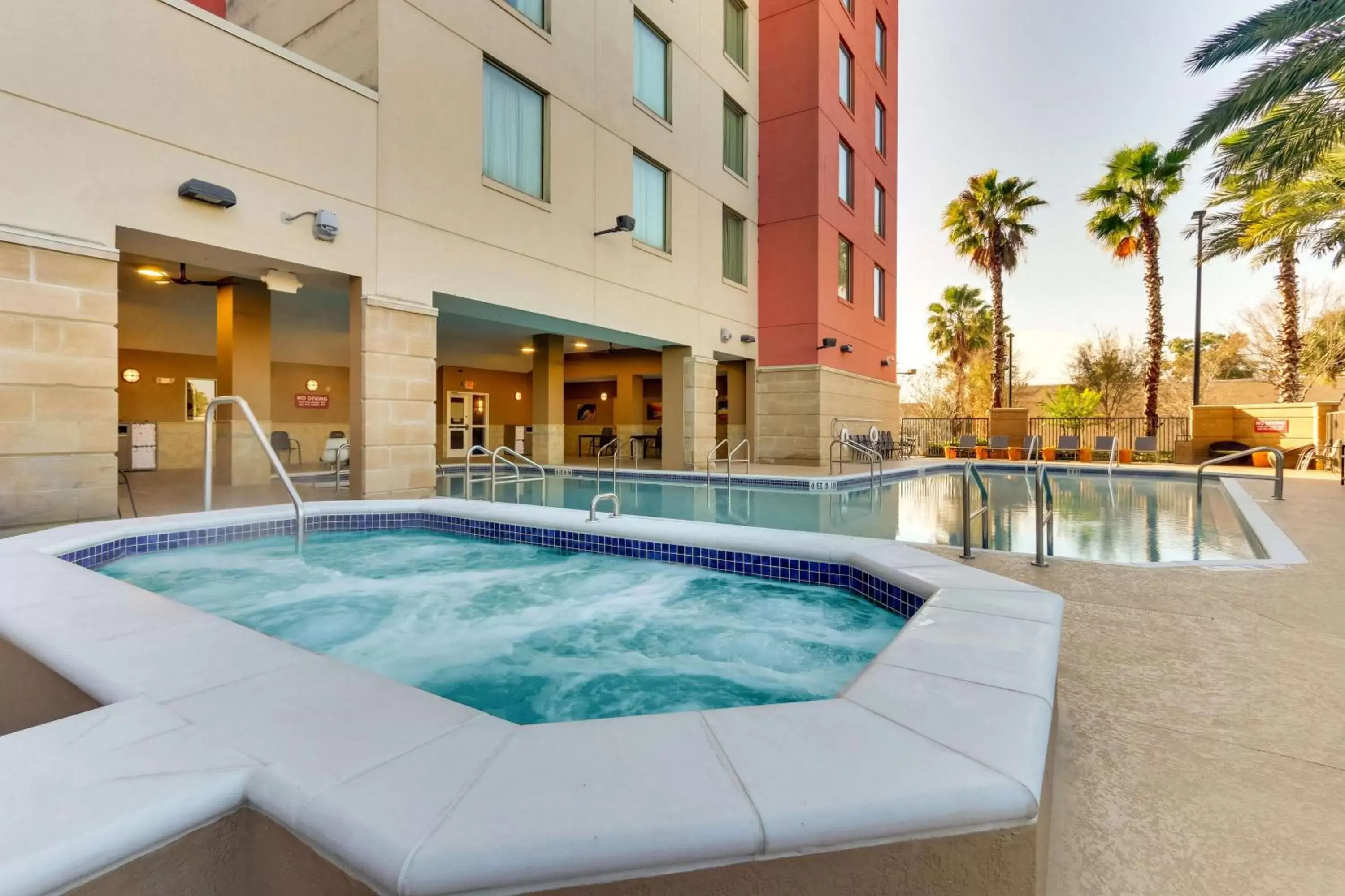 Pool view, Swimming Pool in Drury Inn & Suites Orlando near Universal Orlando Resort