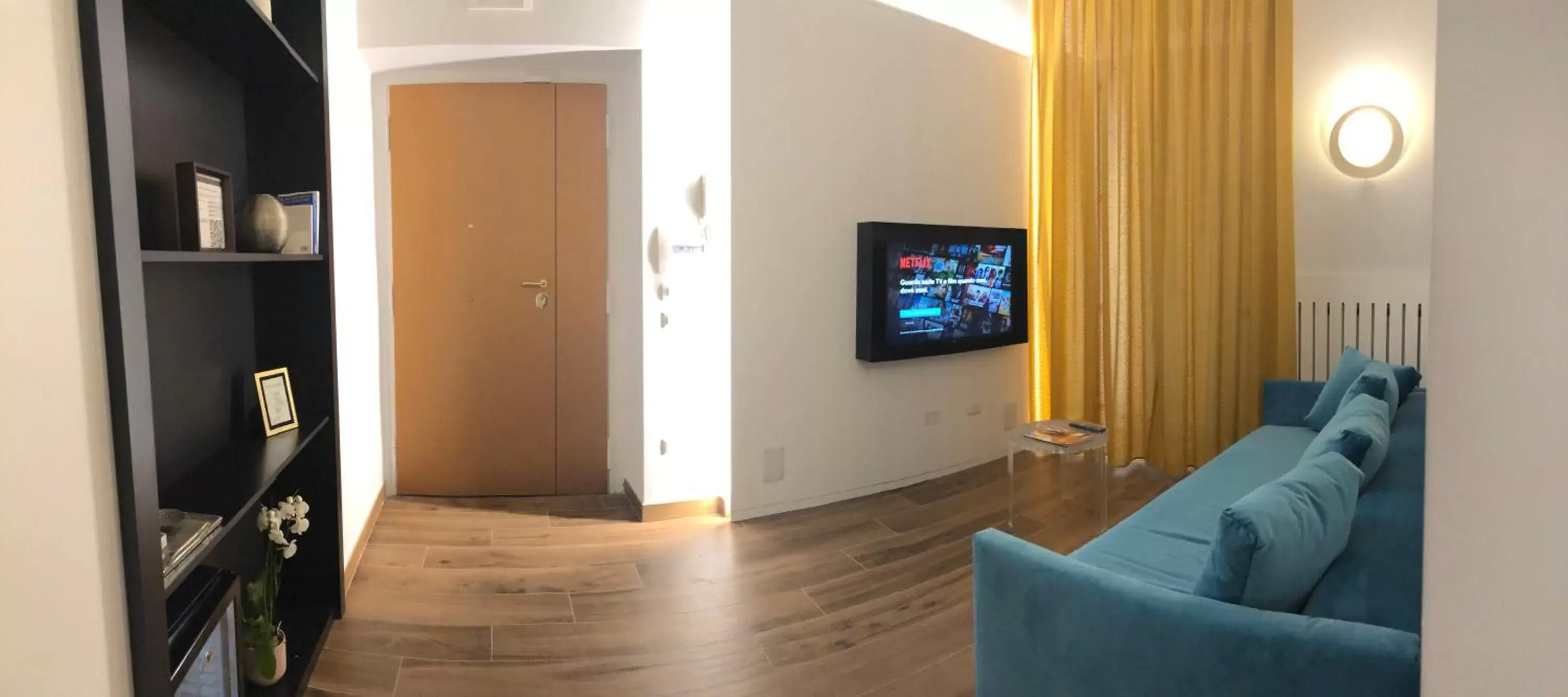 TV and multimedia, TV/Entertainment Center in Tropicana Room