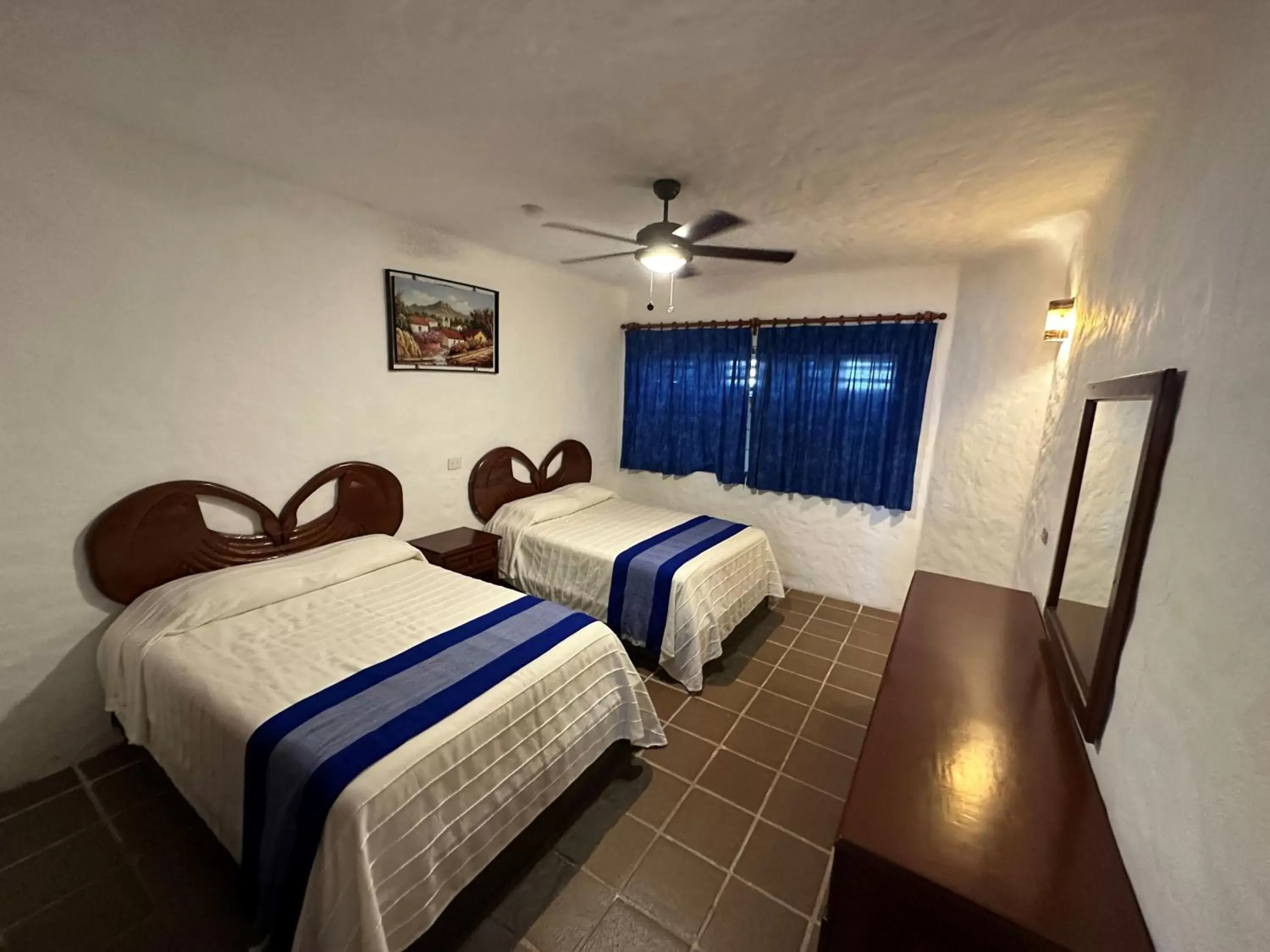 Property building, Bed in Hotel Quijote Inn