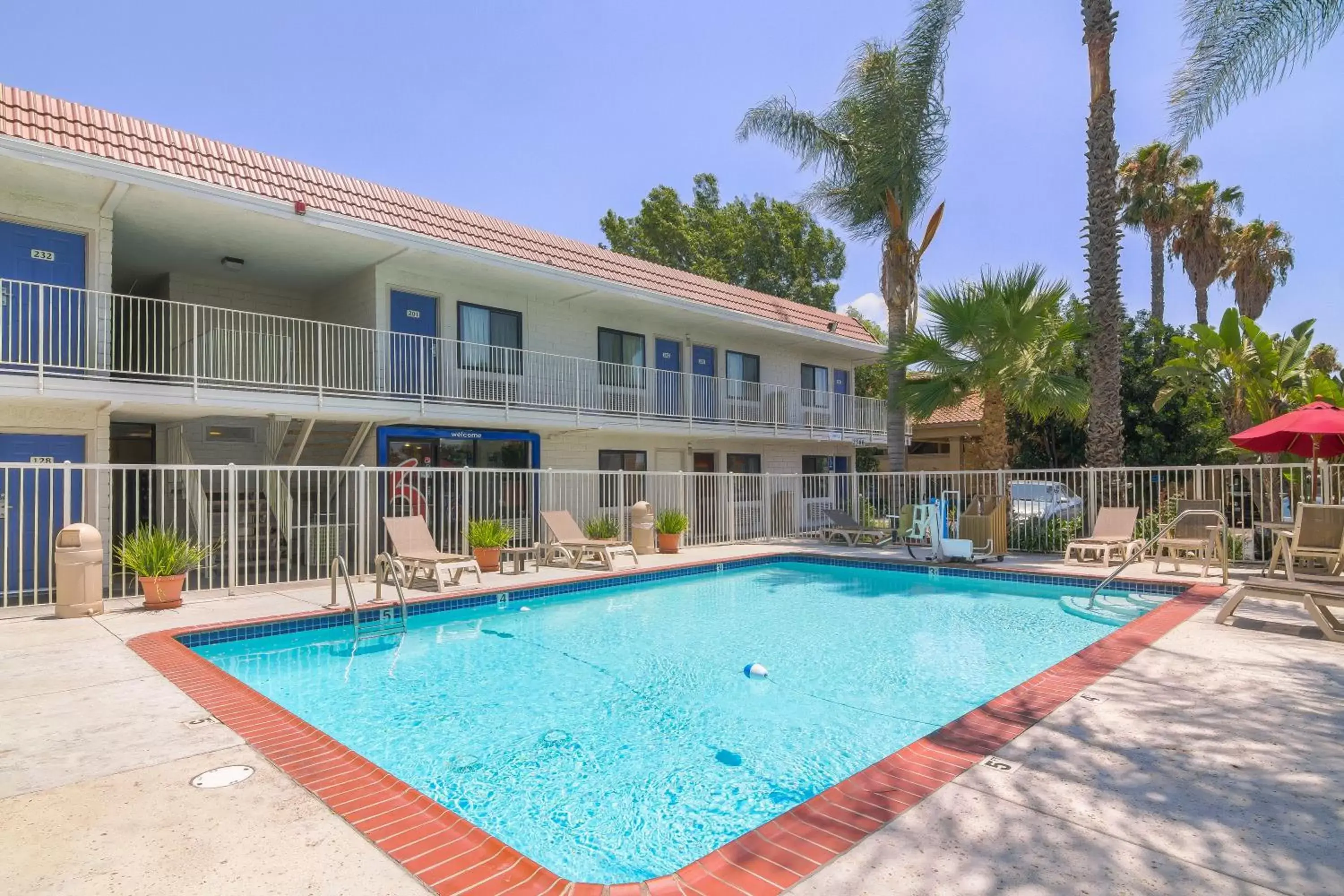 Swimming pool, Property Building in Motel 6-Simi Valley, CA