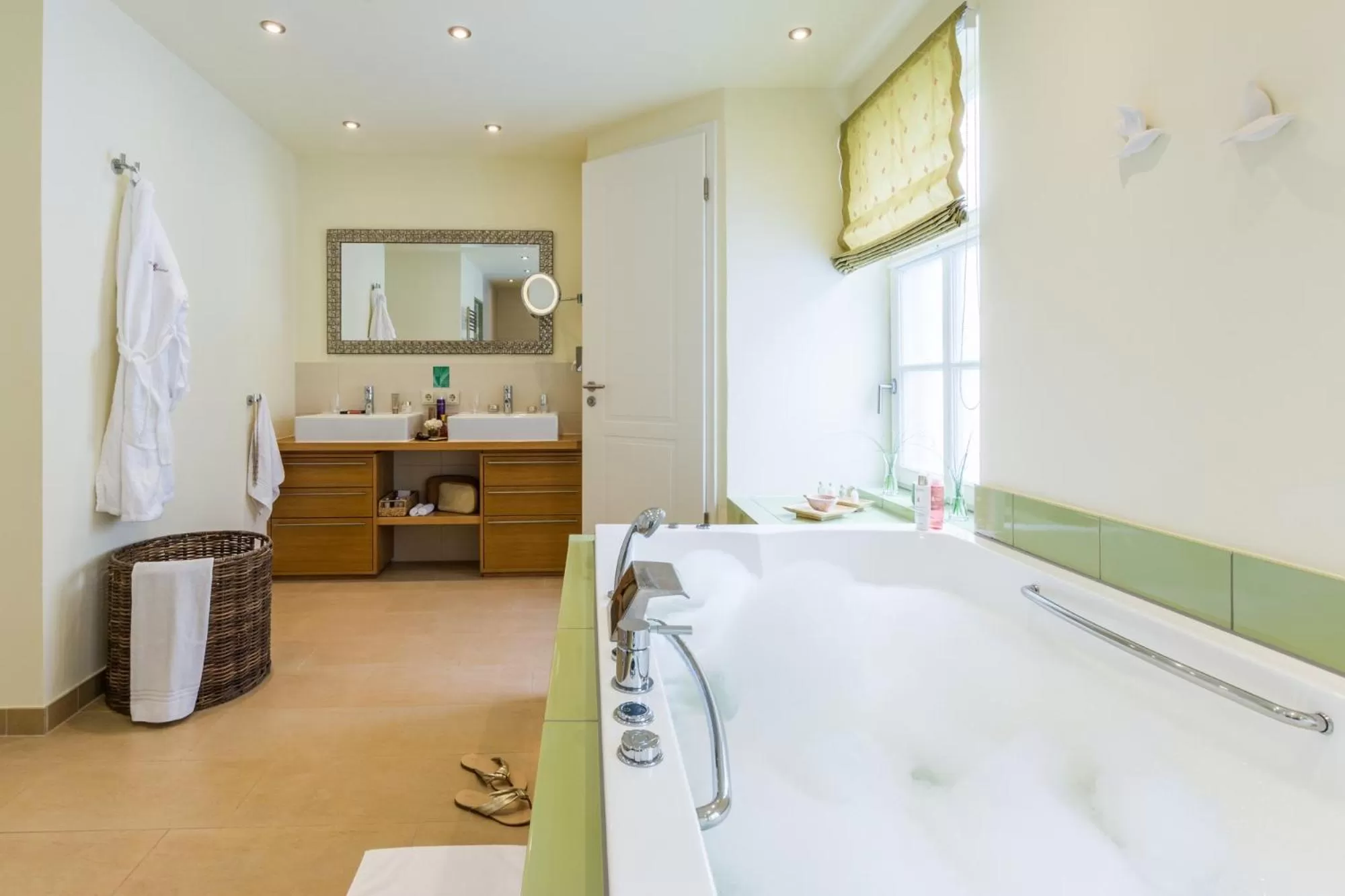 Bathroom, Bed in Romantik Hotel Reichshof