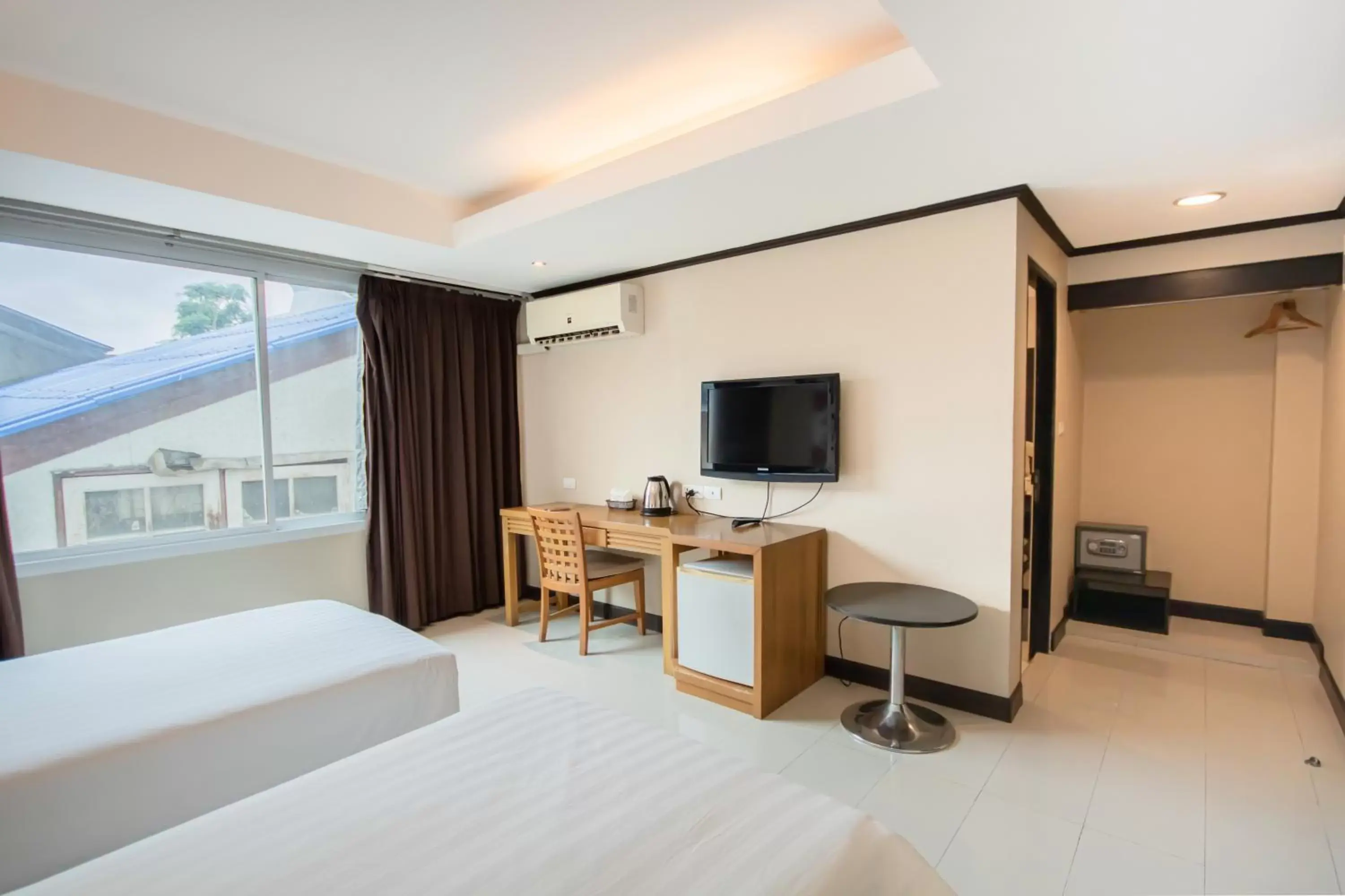 Bed, TV/Entertainment Center in Avana Hotel and Convention Centre SHA Extra Plus