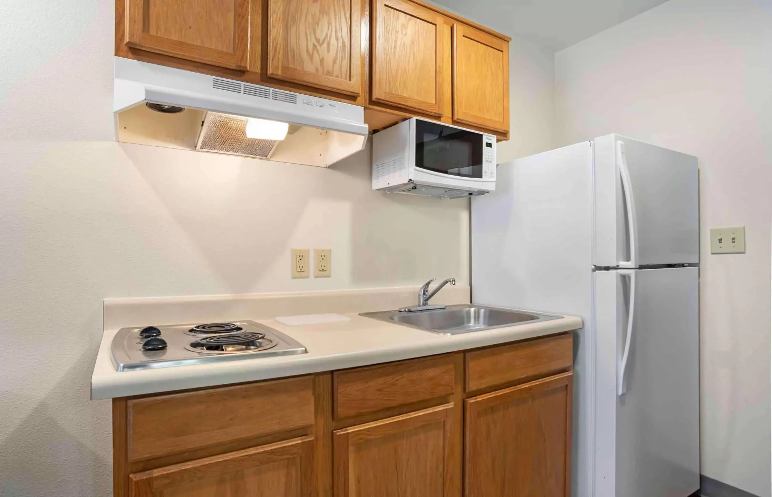 Bedroom, Kitchen/Kitchenette in Extended Stay America Select Suites - Fort Walton Beach