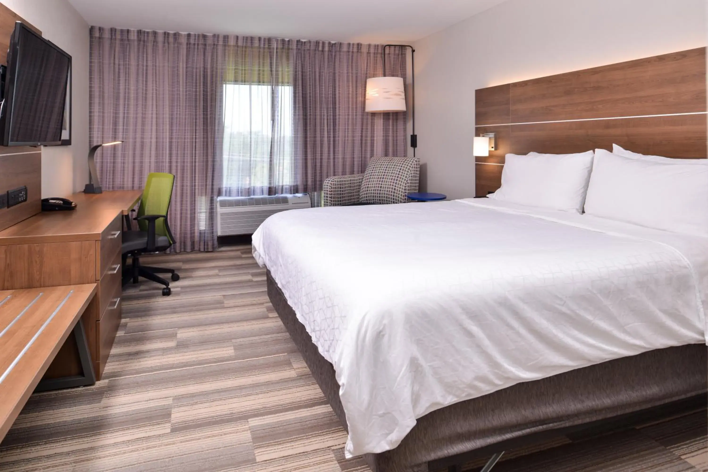 Bed in Holiday Inn Express Hotel & Suites Elgin, an IHG Hotel