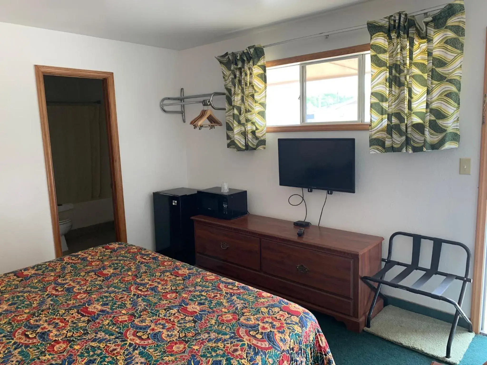 Bedroom, TV/Entertainment Center in Budget Lodge Inn - Abilene