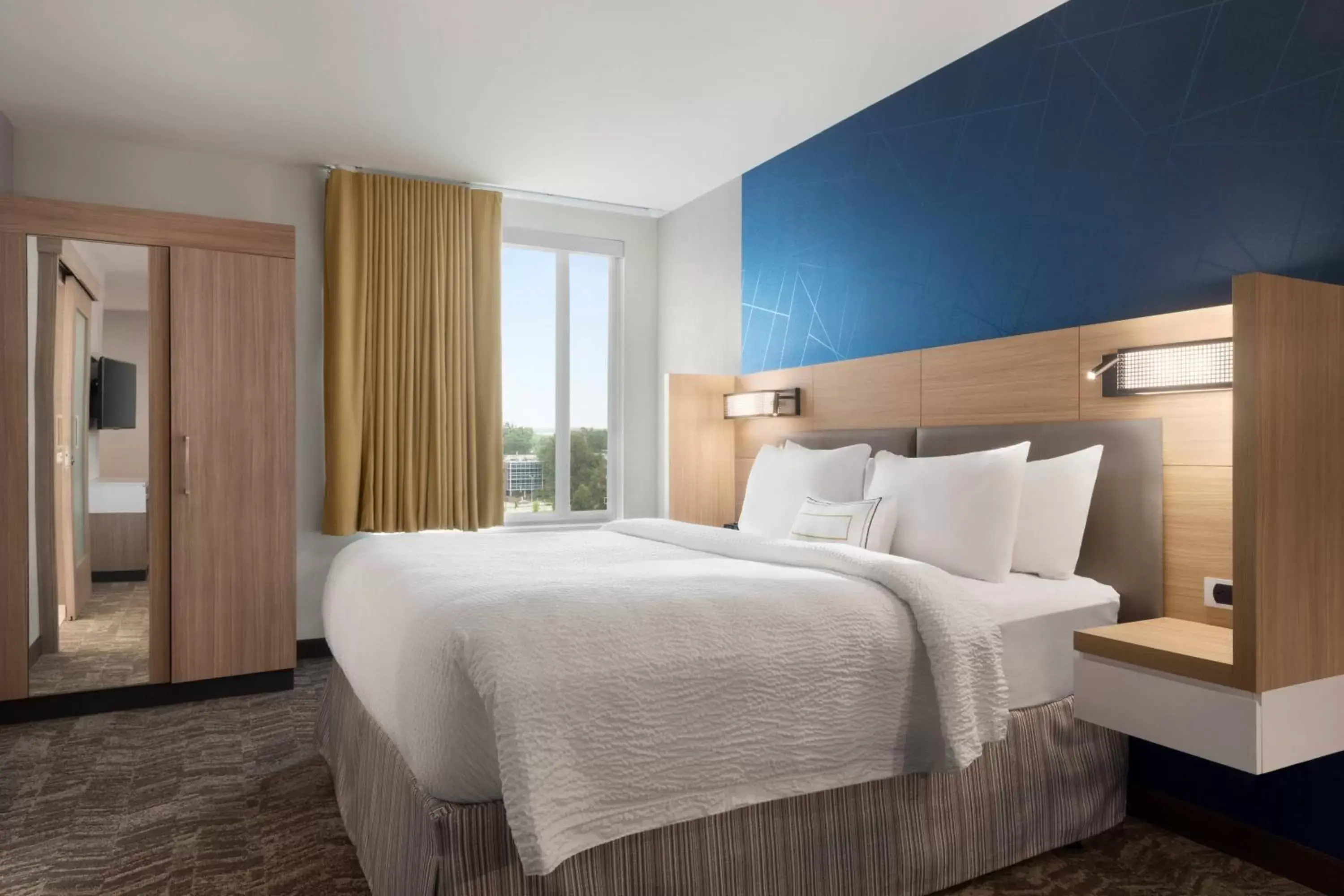 Photo of the whole room, Bed in SpringHill Suites by Marriott Milwaukee West/Wauwatosa