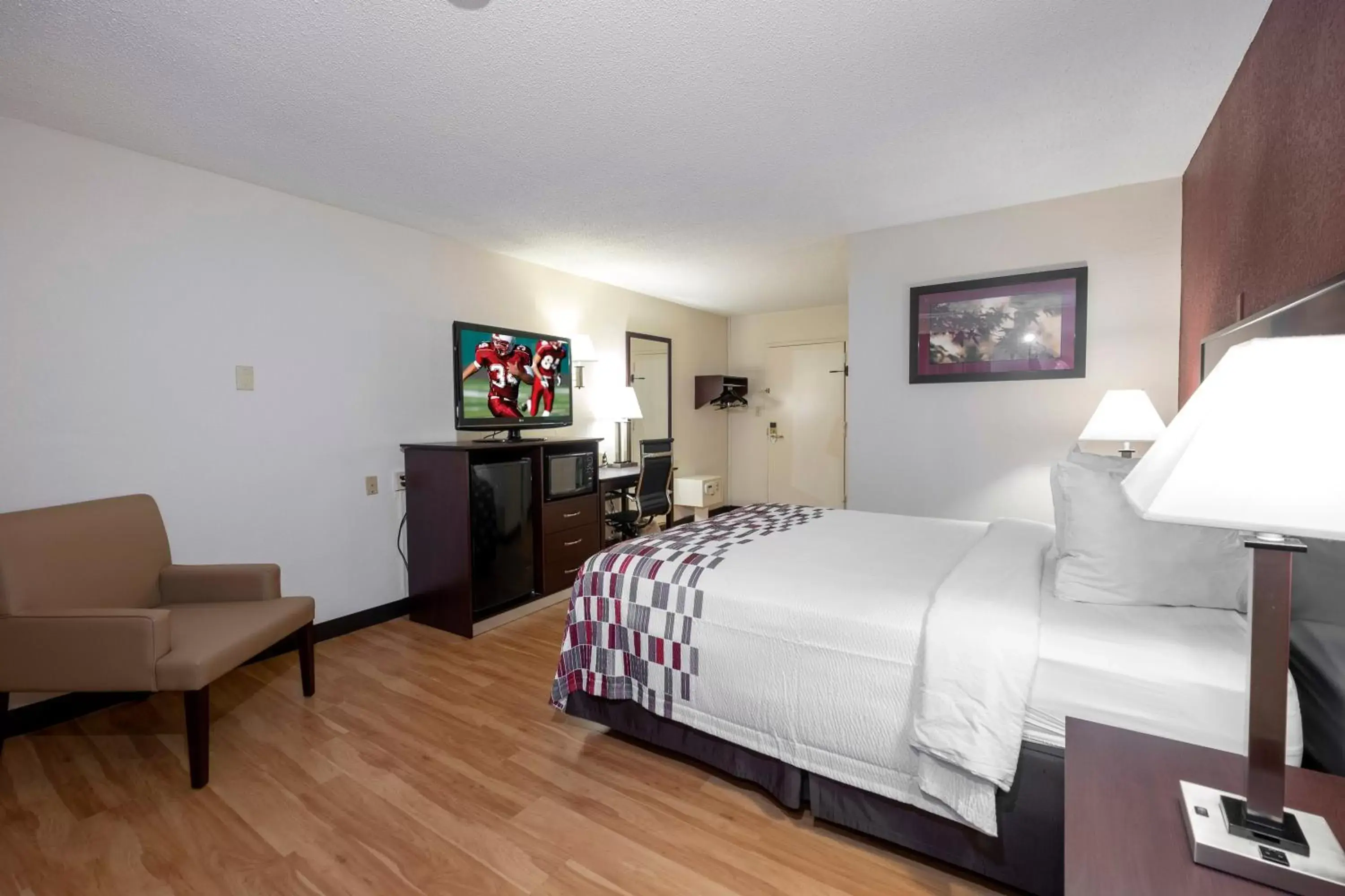 Photo of the whole room, Bed in Red Roof Inn Warrenton