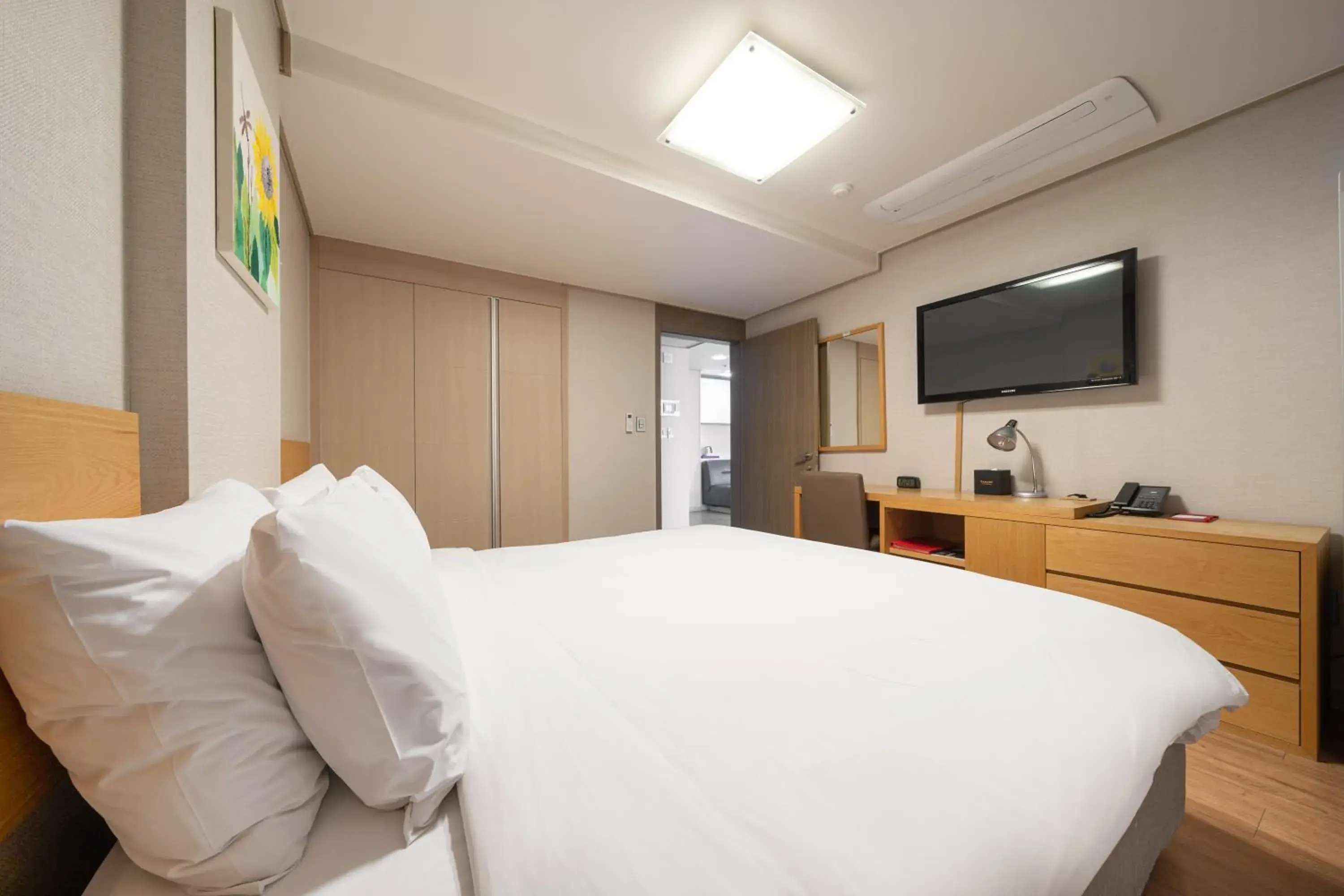 Bedroom, Bed in Ramada by Wyndham Seoul Dongdaemun