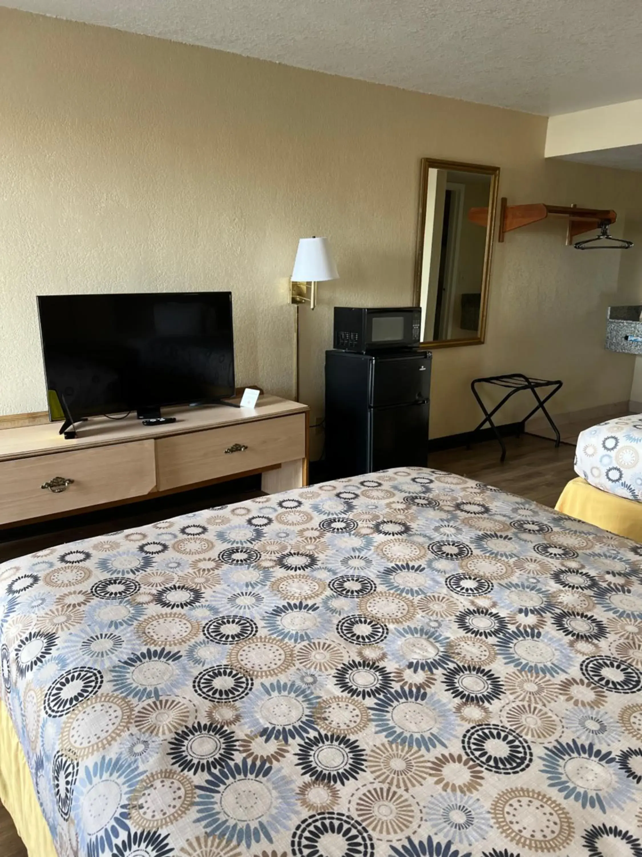 Bedroom, TV/Entertainment Center in Hole Inn the Wall Hotel - Sunset Plaza - Fort Walton Beach