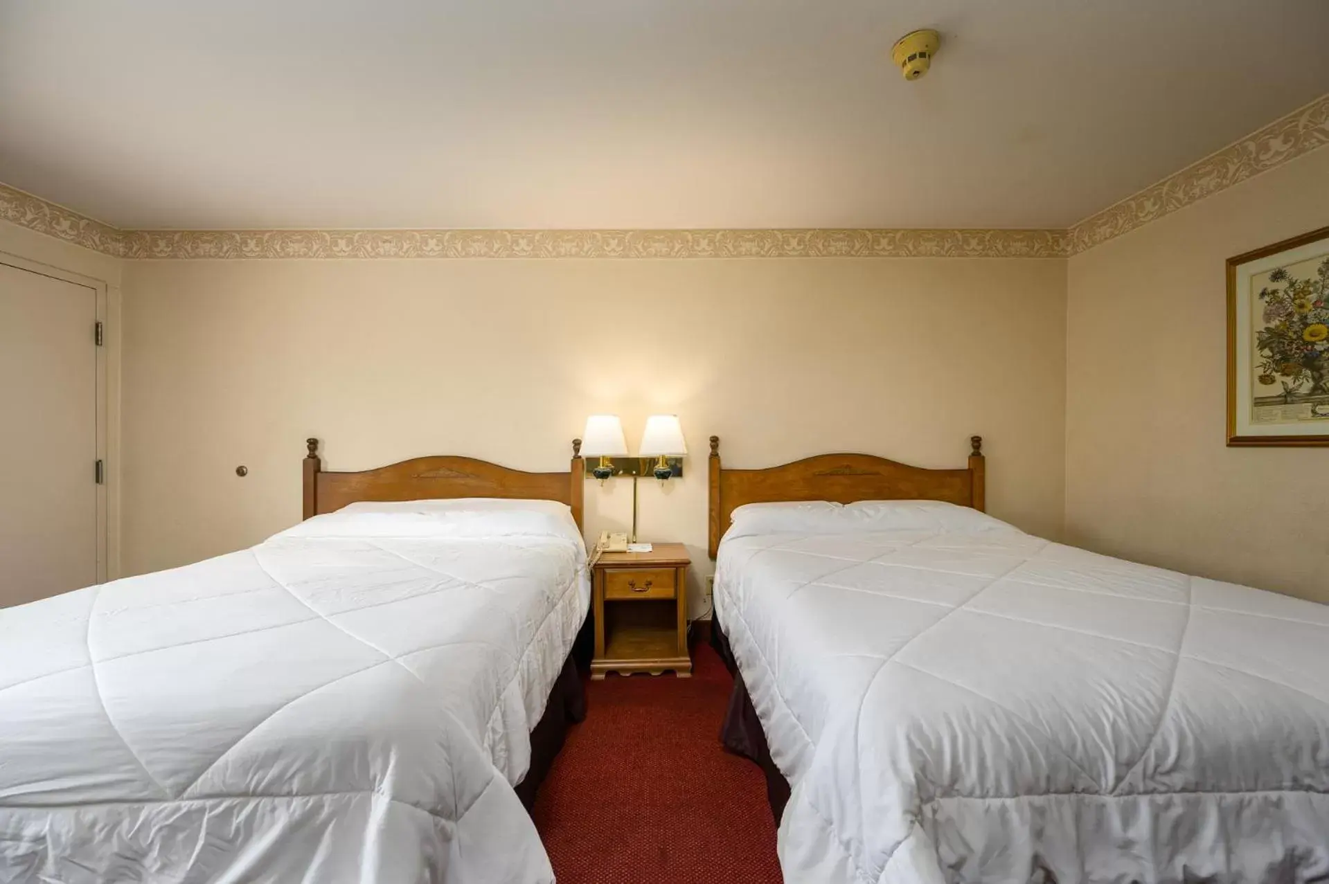 Bed in Three Rivers Inn Sedro Woolley