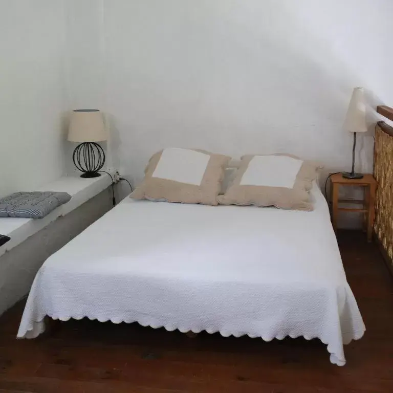 Bed in Mas Grimaud - Gîte- Studio et chambres d'hôtes familiales