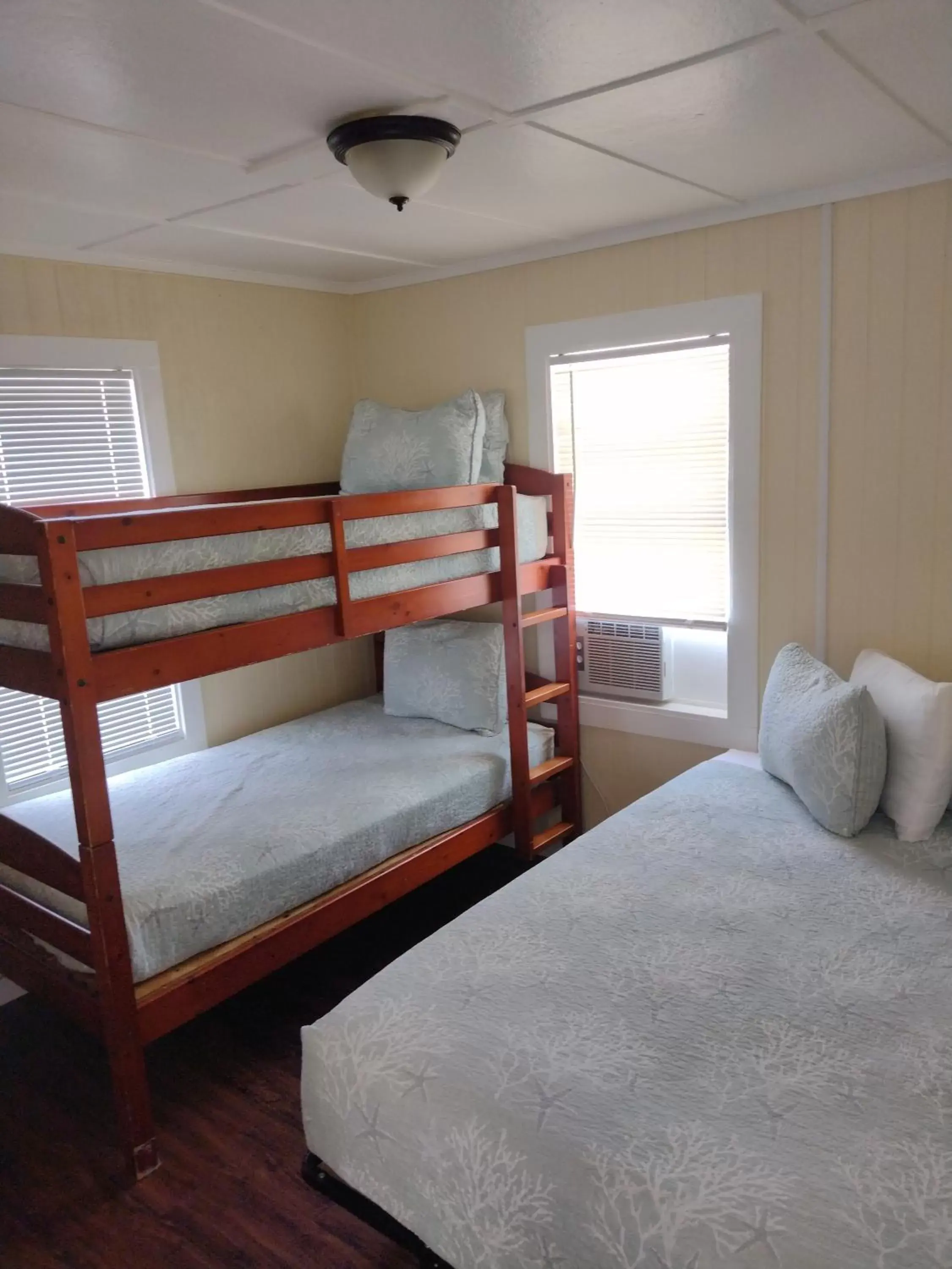 Bed, Bunk Bed in Double Barr Cottage Inn