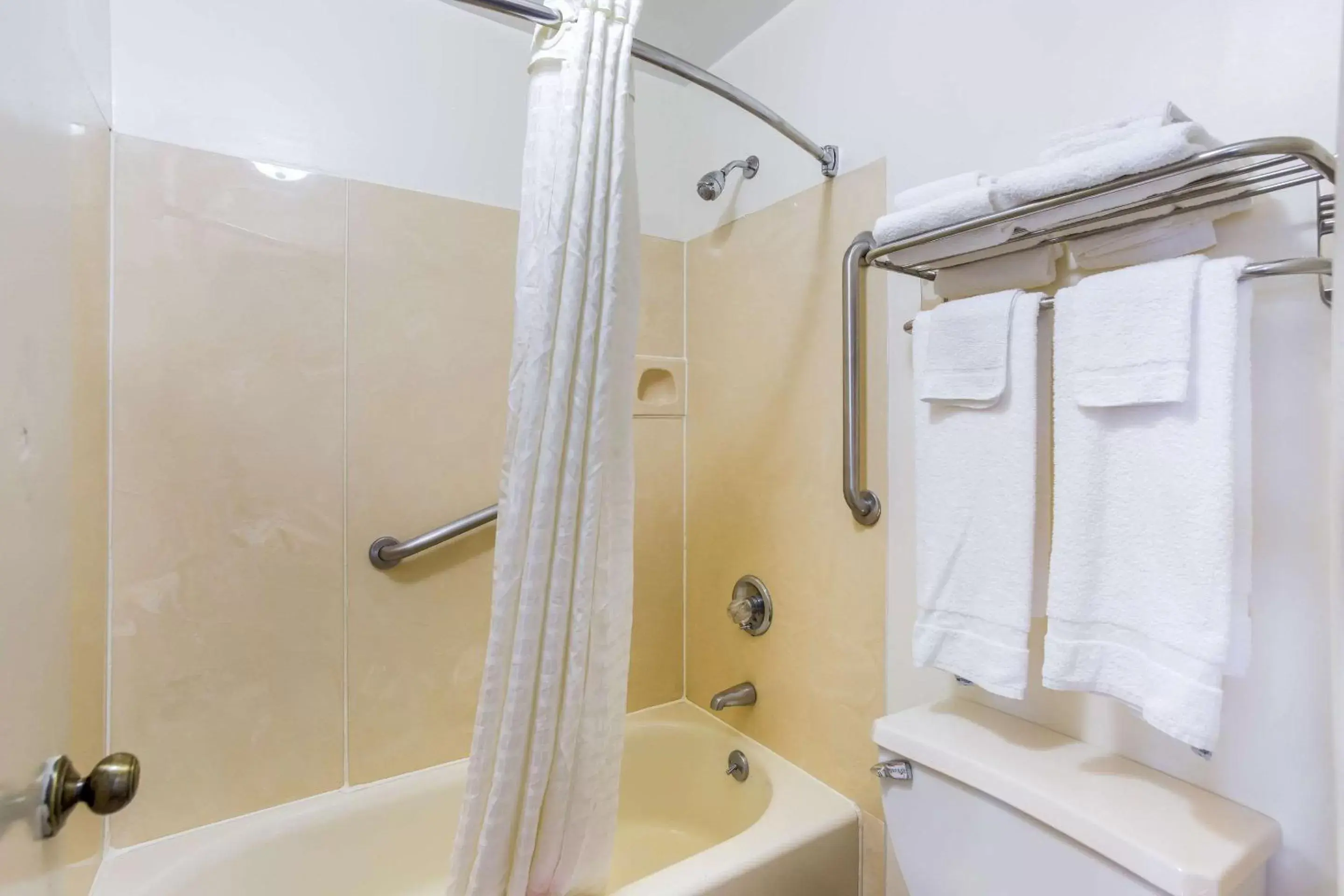 Bedroom, Bathroom in Econo Lodge Lebanon