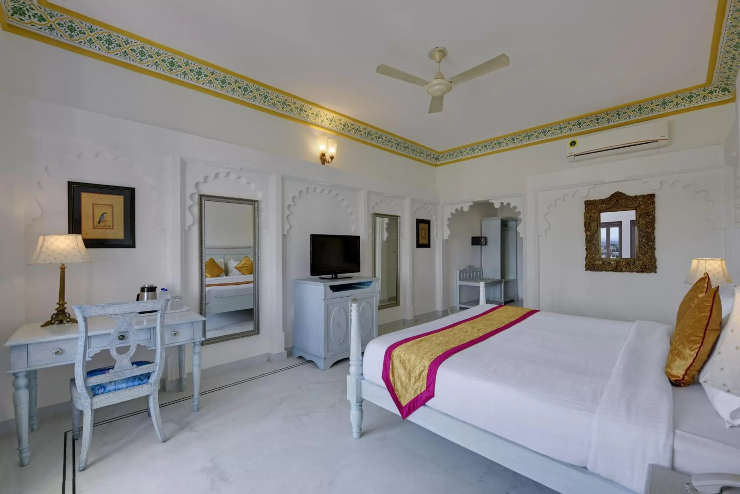 Bed in Swaroop Vilas - Lake Facing Boutique Hotel