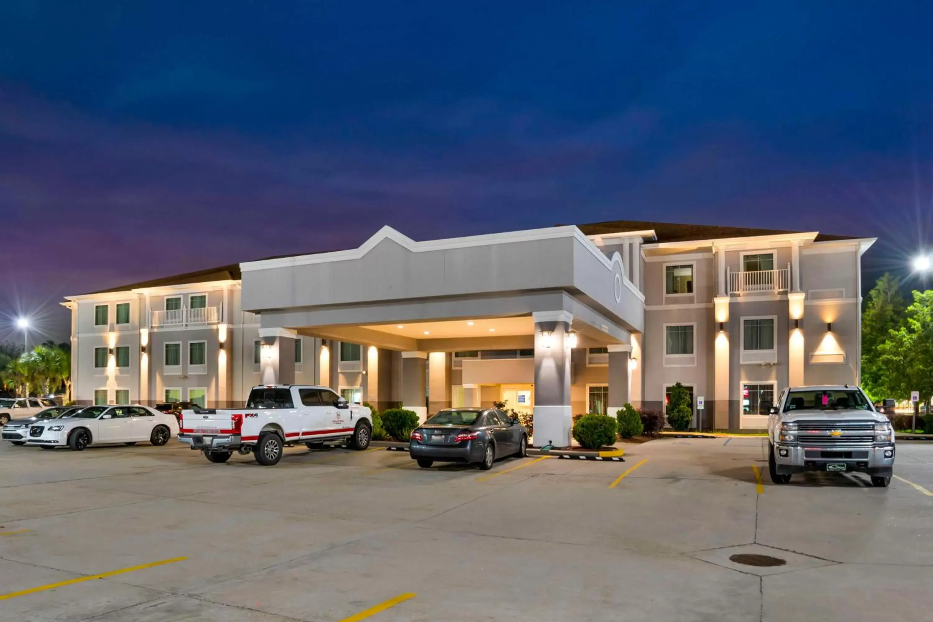 Property Building in Best Western Plus Chalmette Hotel