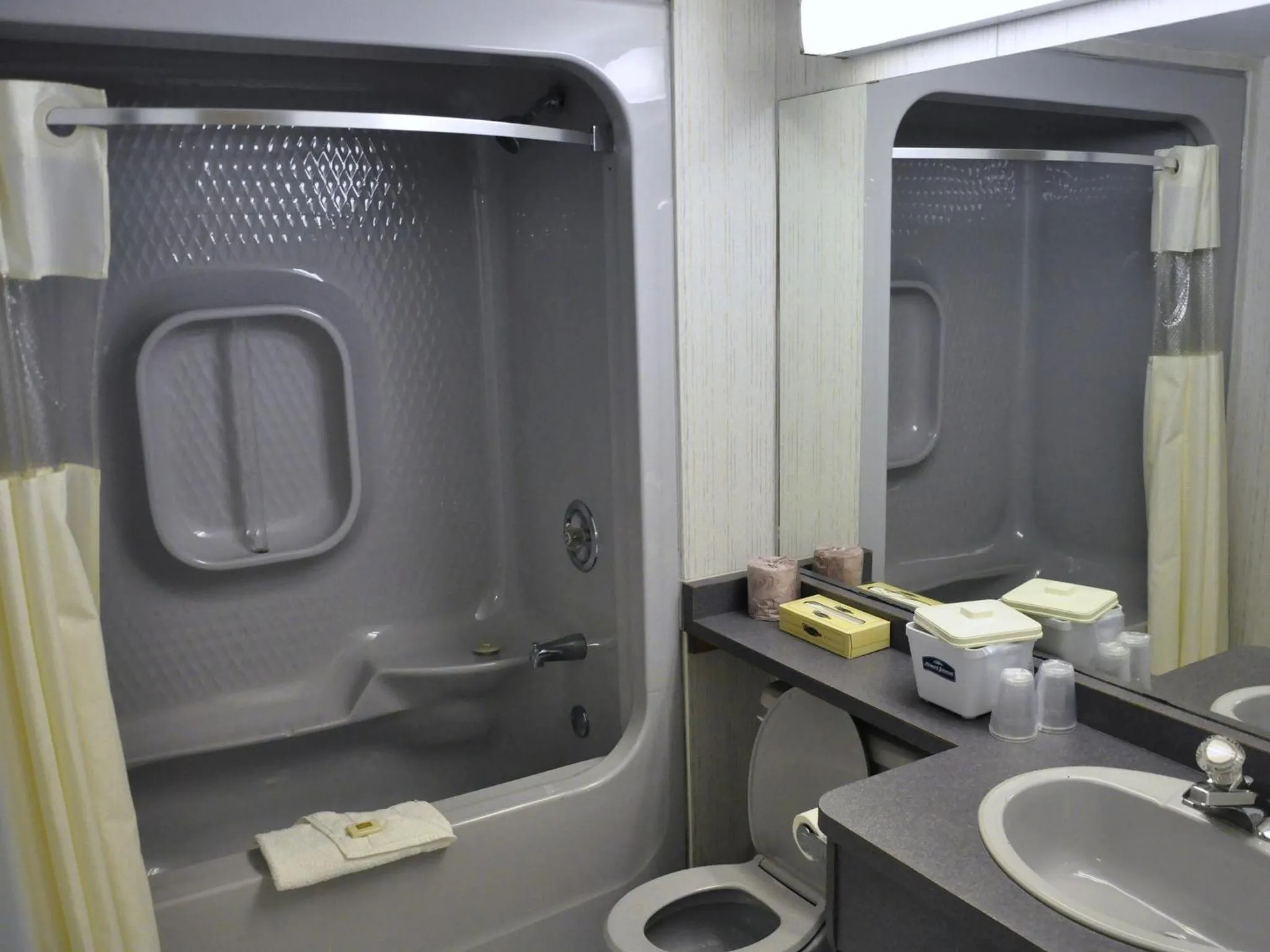 Bathroom in Howard Johnson by Wyndham Niagara Falls