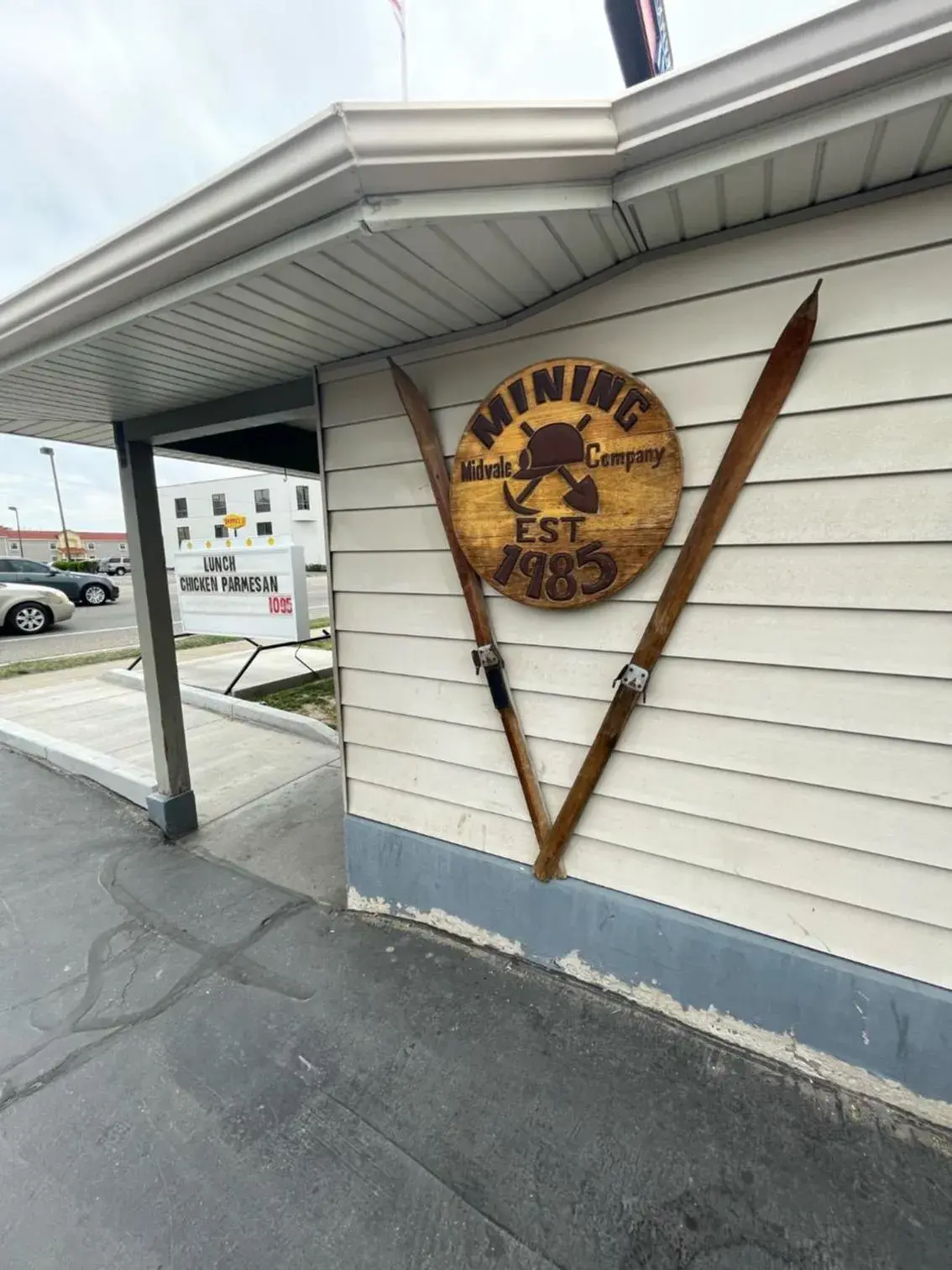 Restaurant/places to eat in Discovery Inn Restaurant/places to eat in Discovery Inn